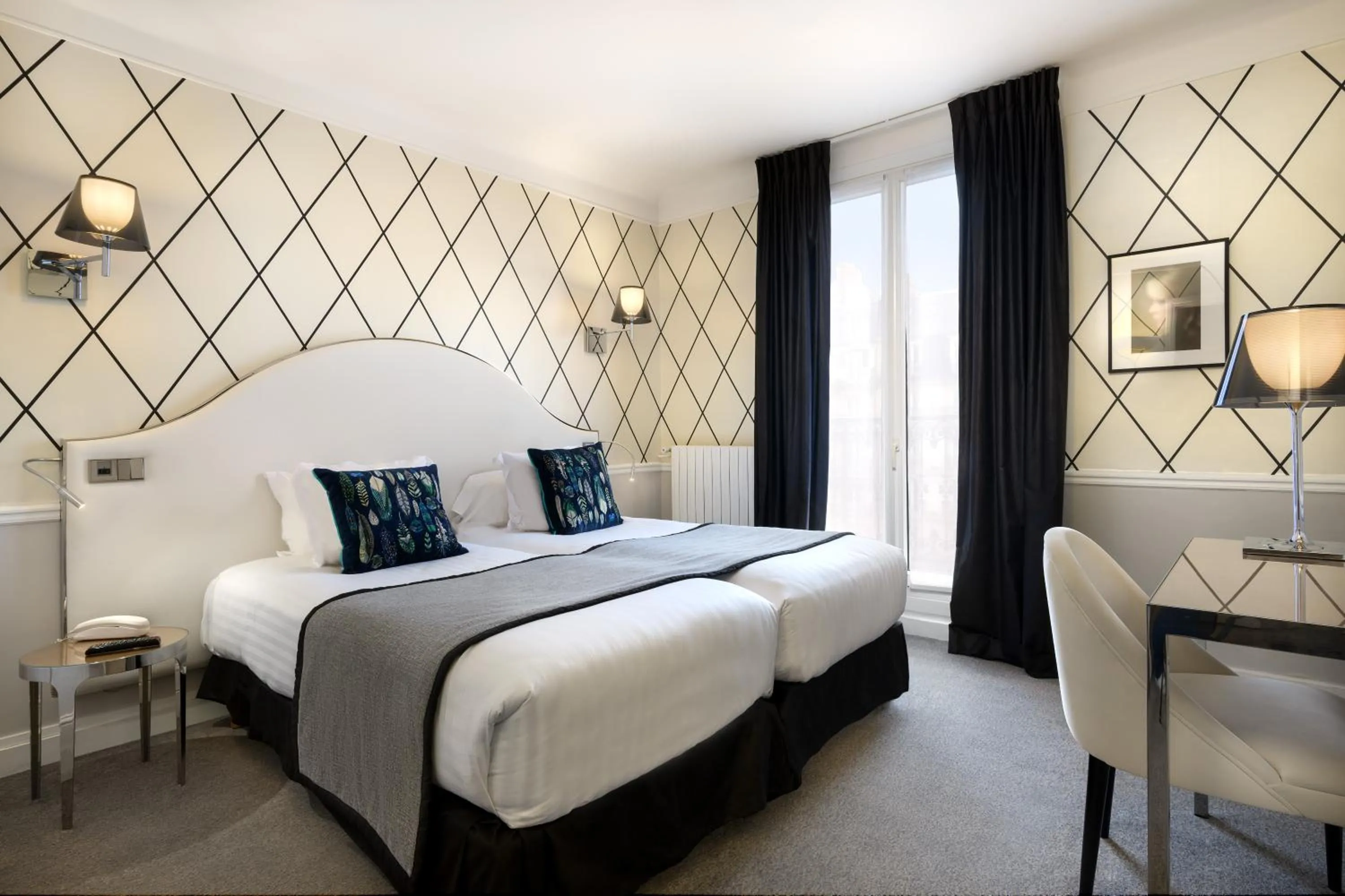 Photo of the whole room, Bed in Hôtel le Royal Rive Gauche