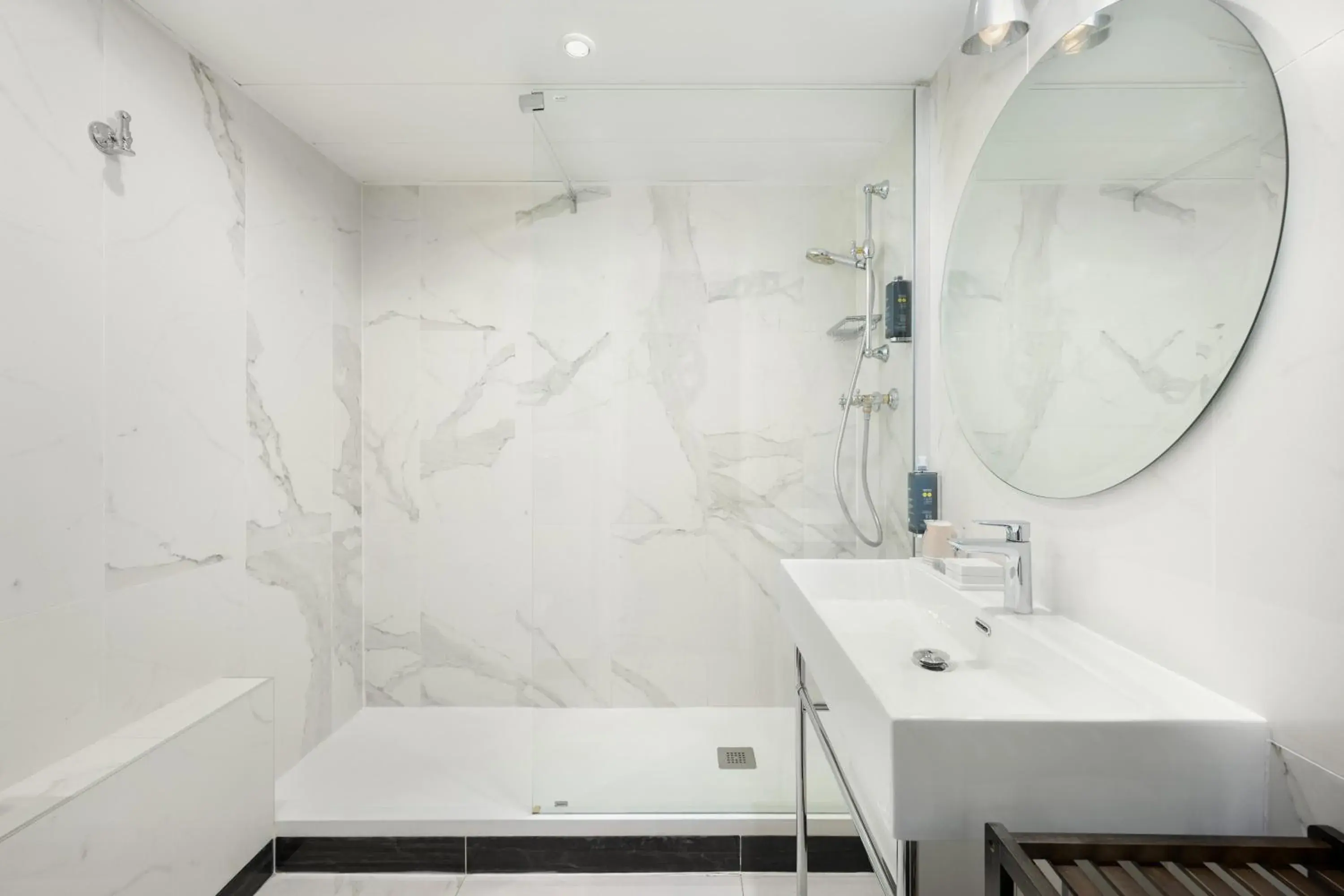 Classic Double Room in Hôtel le Royal Rive Gauche Classic Double Room in Hôtel le Royal Rive Gauche