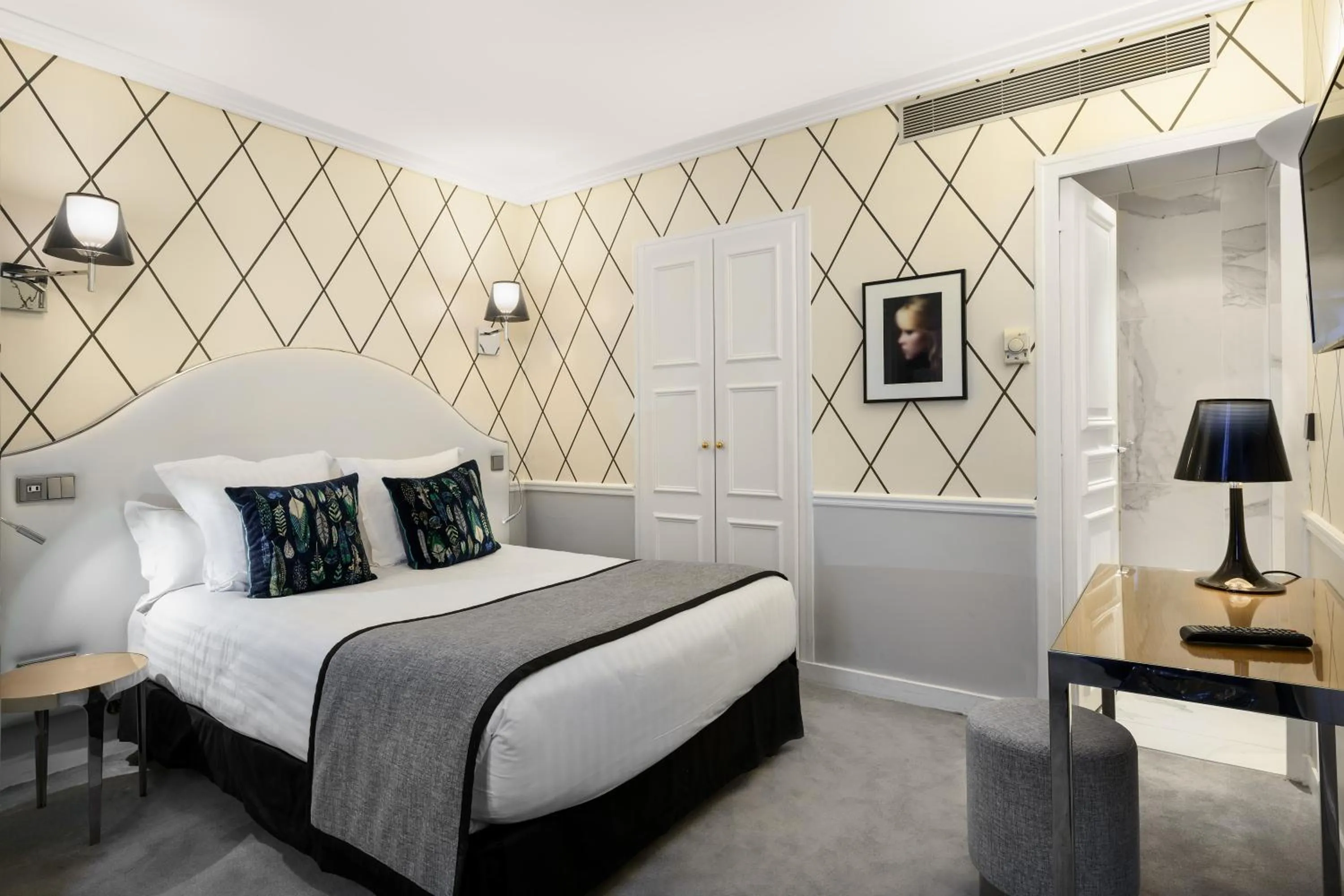 Photo of the whole room, Bed in Hôtel le Royal Rive Gauche