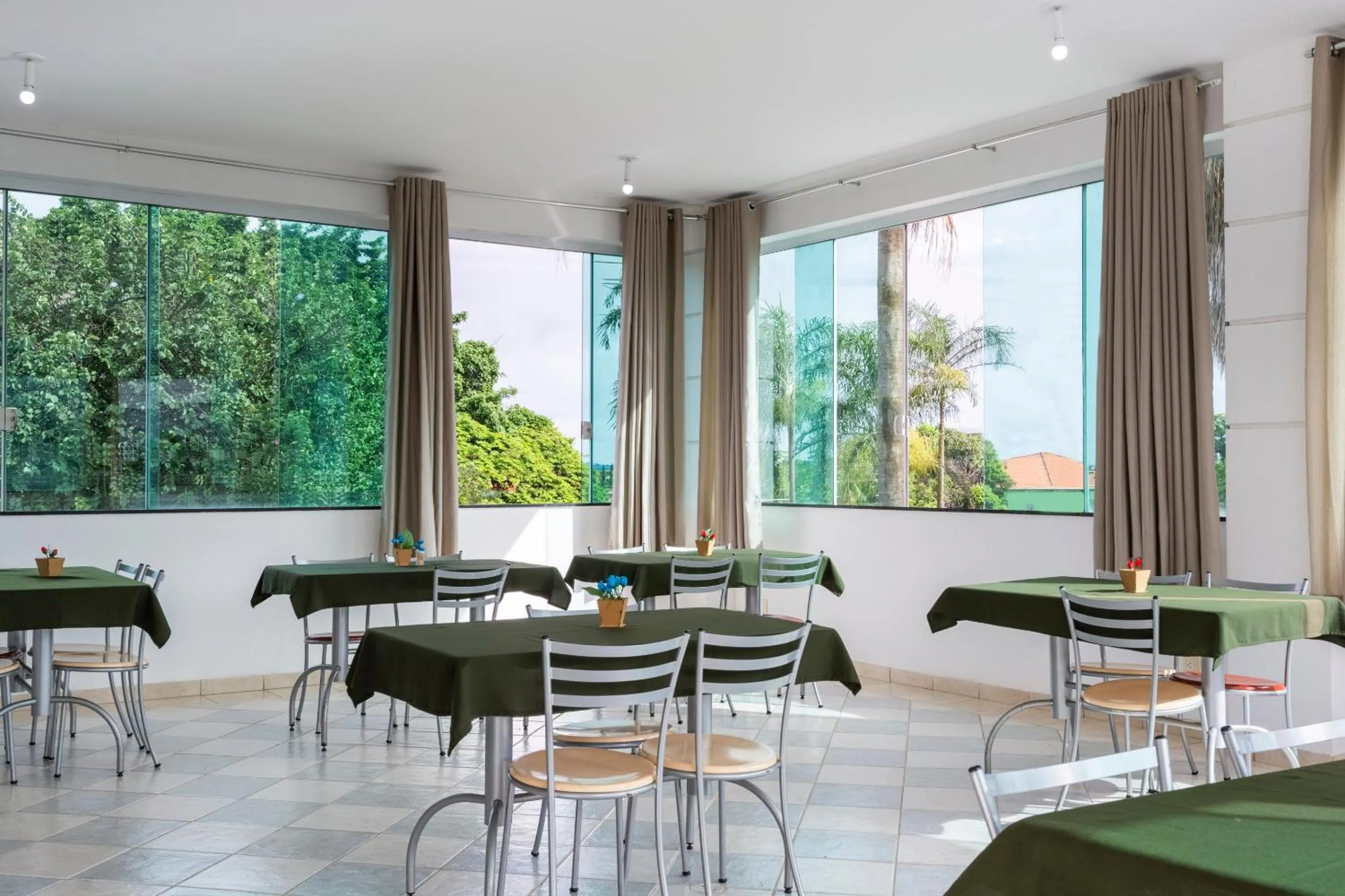 Dining area in OYO Hotel Cosmópolis, Sao Paulo