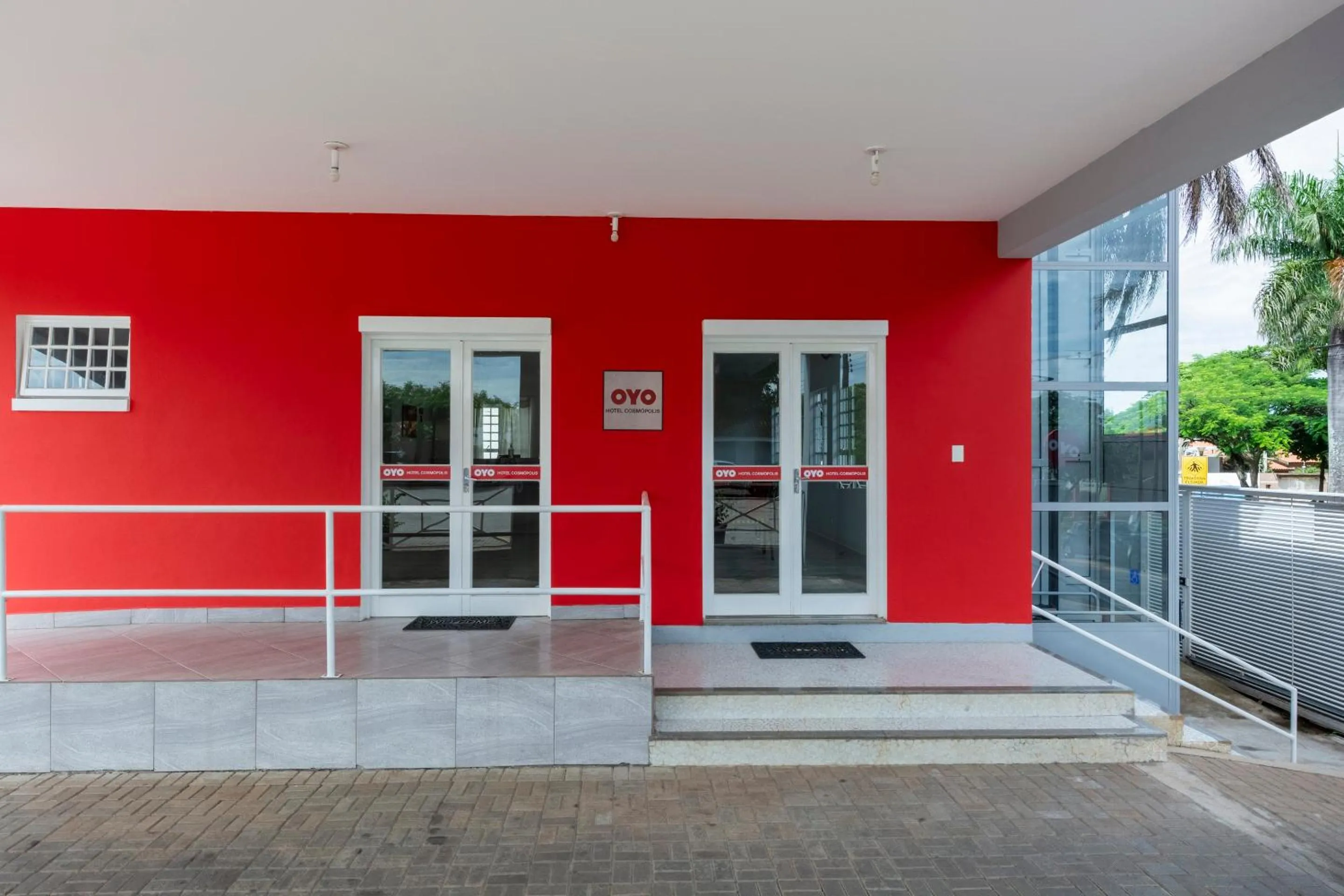 Facade/entrance in OYO Hotel Cosmópolis, Sao Paulo