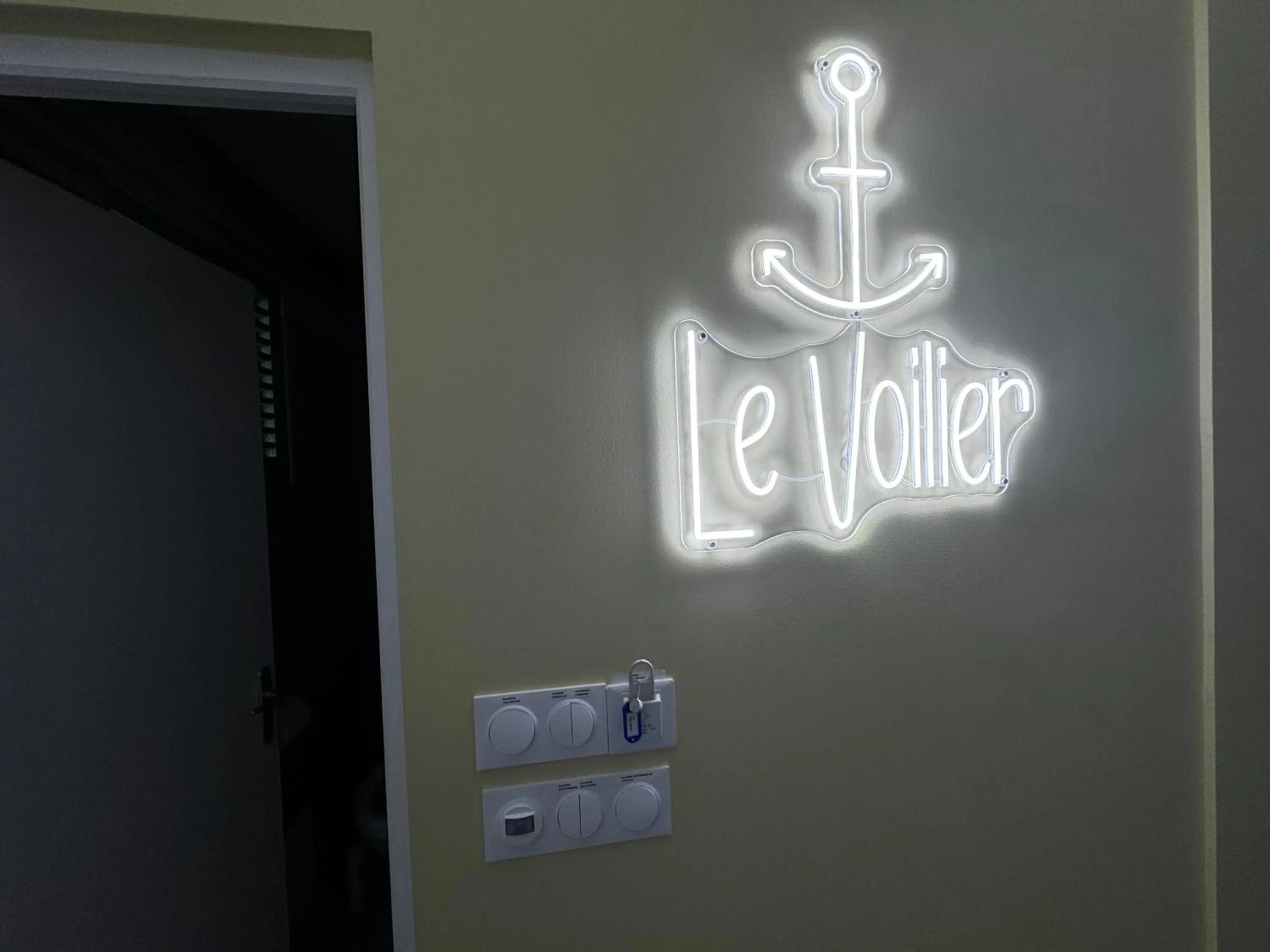 Facade/entrance in Le Voilier - Élégant studio avec piscine - vue sur mer et plage à proximité