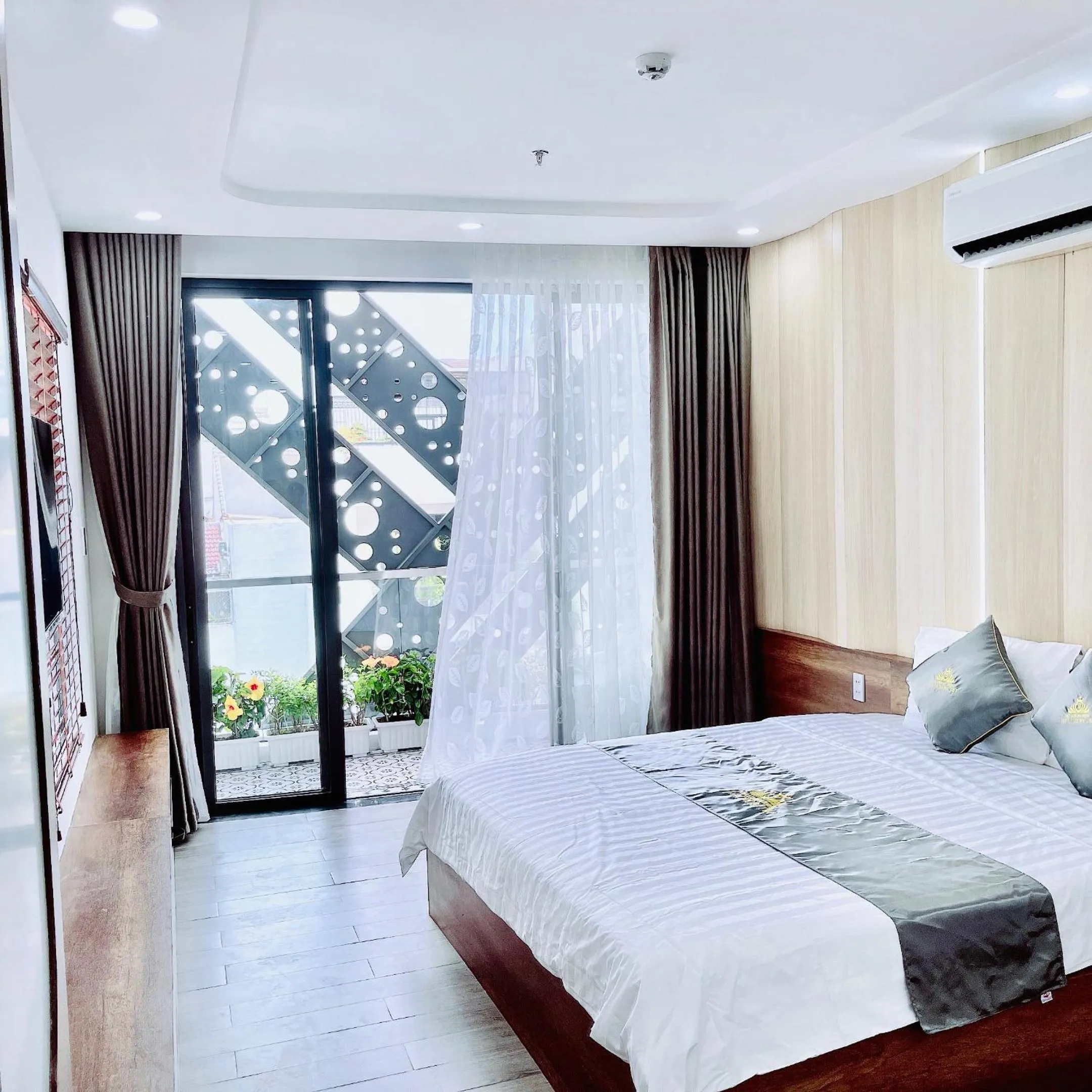 Bed in T&T Luxury Hotel