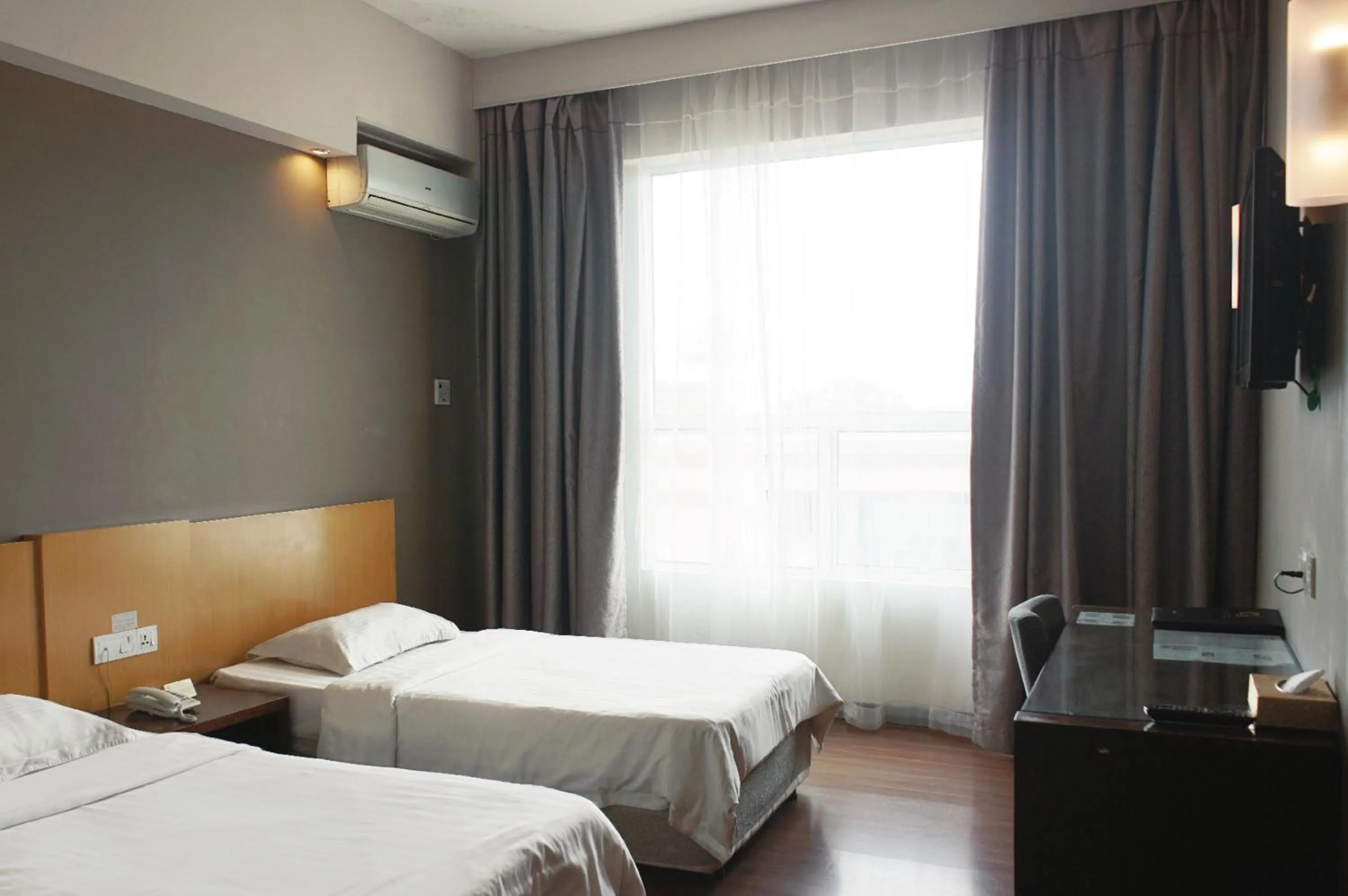 Bedroom, Bed in LA Hotel