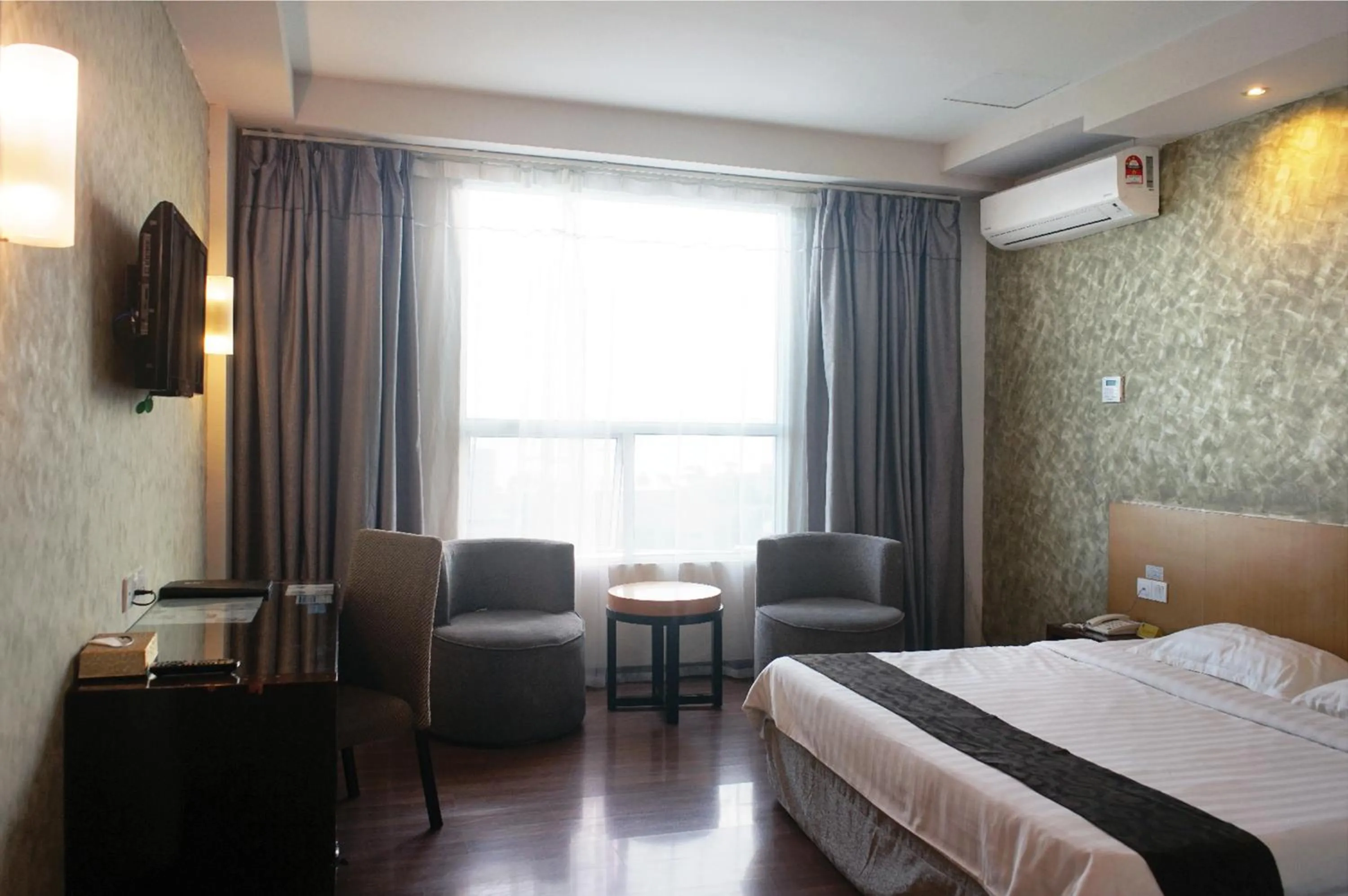 Bedroom, Bed in LA Hotel