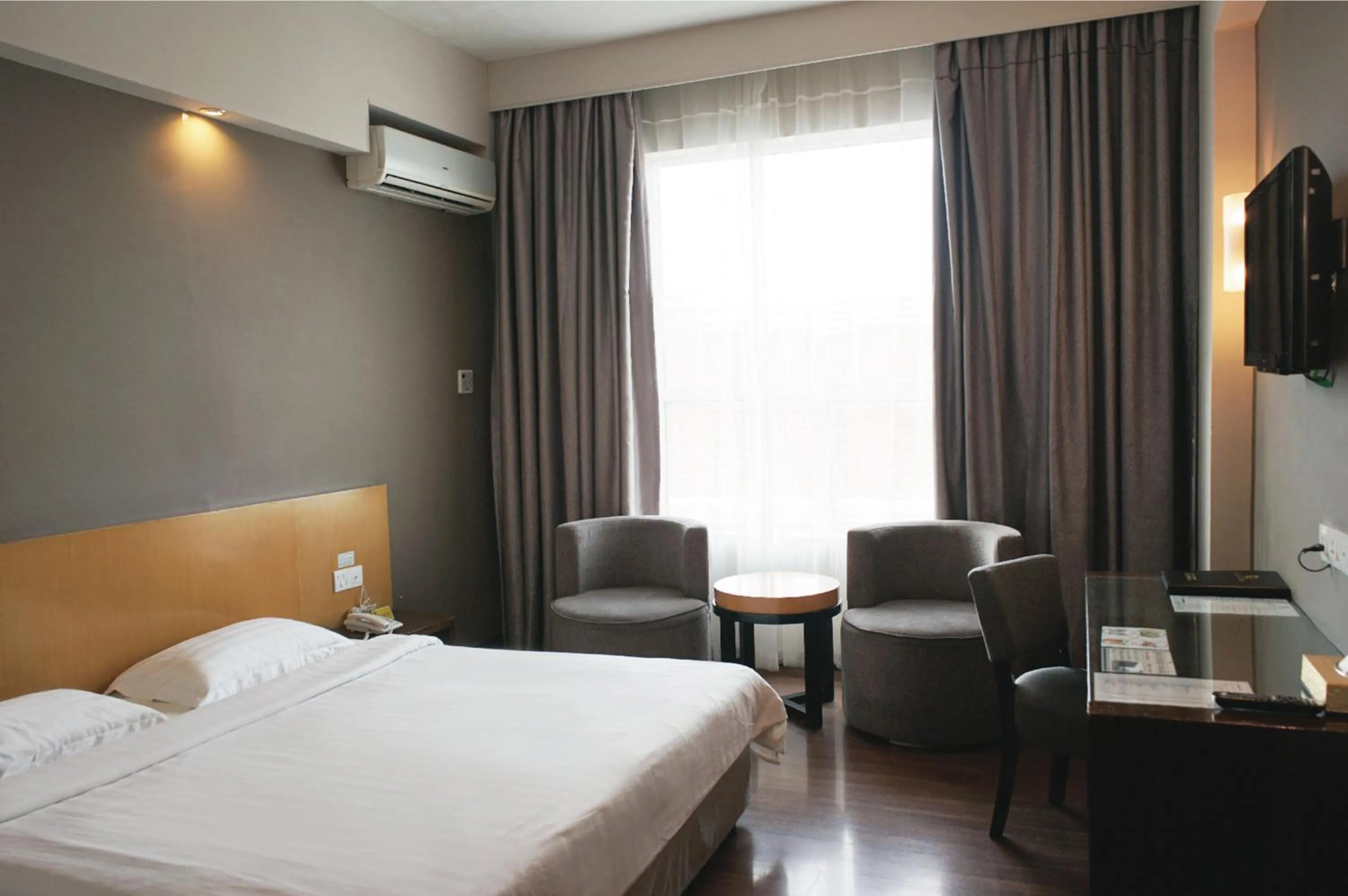 Bedroom, Bed in LA Hotel