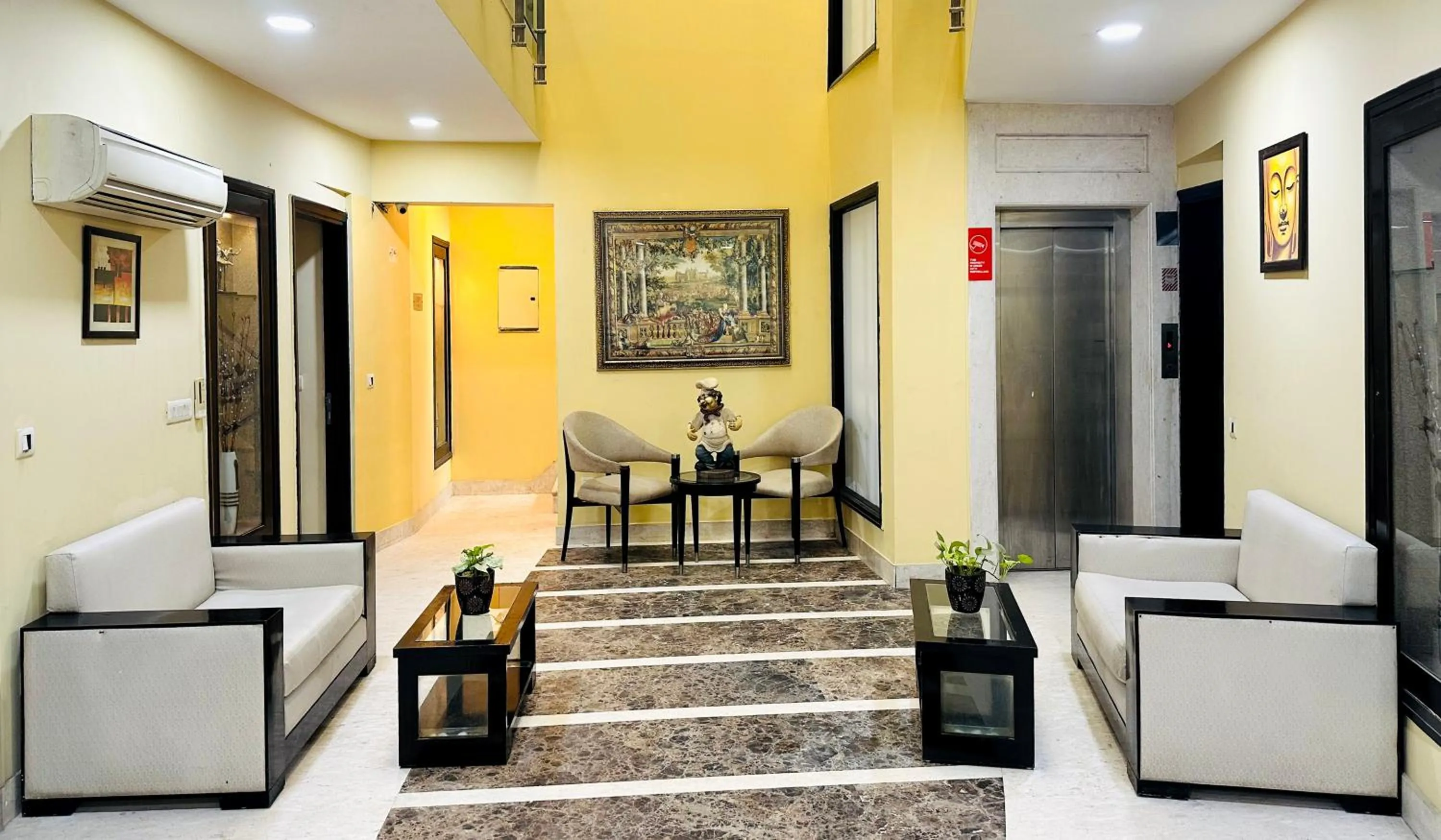 Lounge or bar in Posh Suites - Golf Course Road