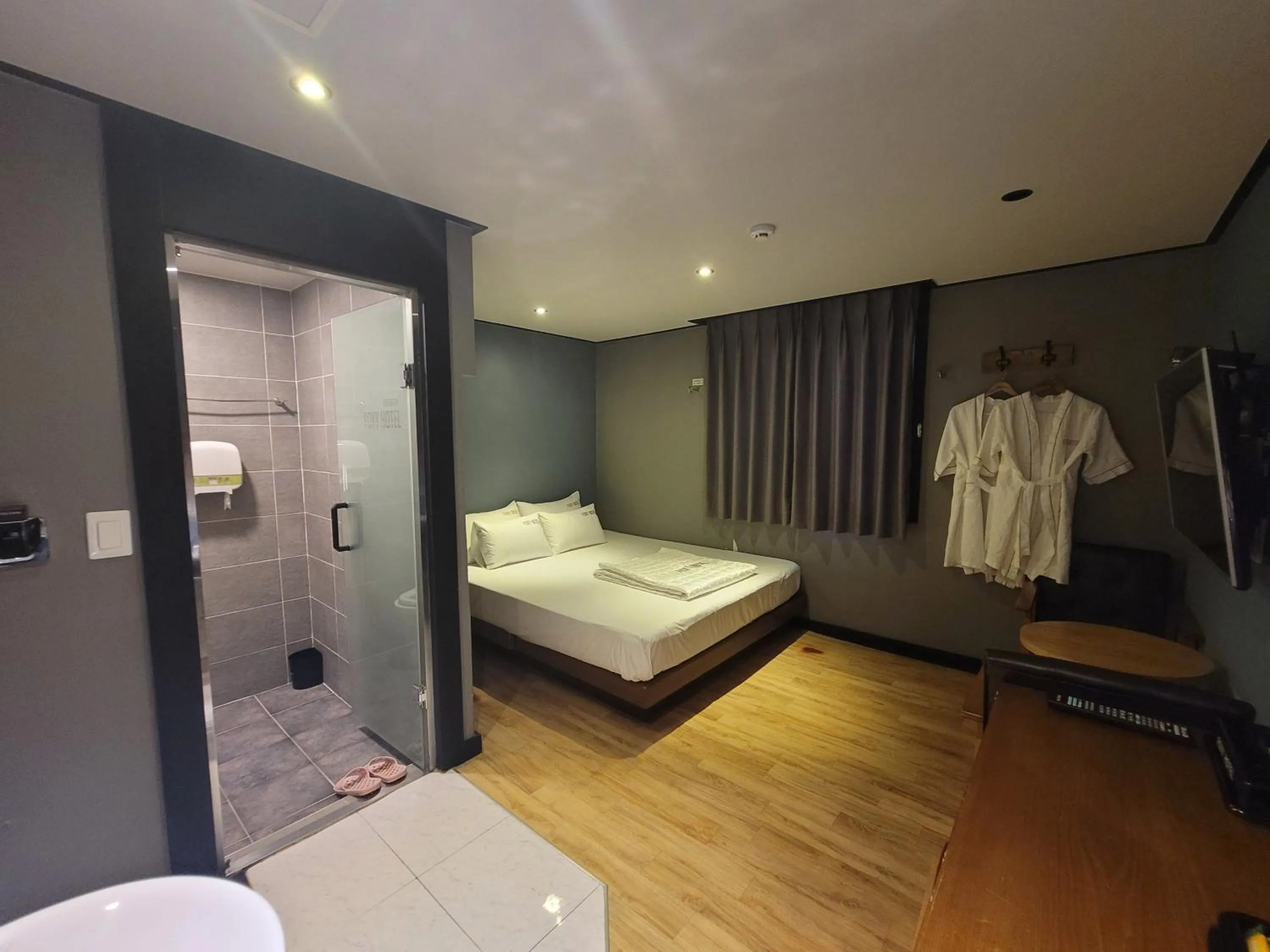 Photo of the whole room, Bed in Foxy Hotel