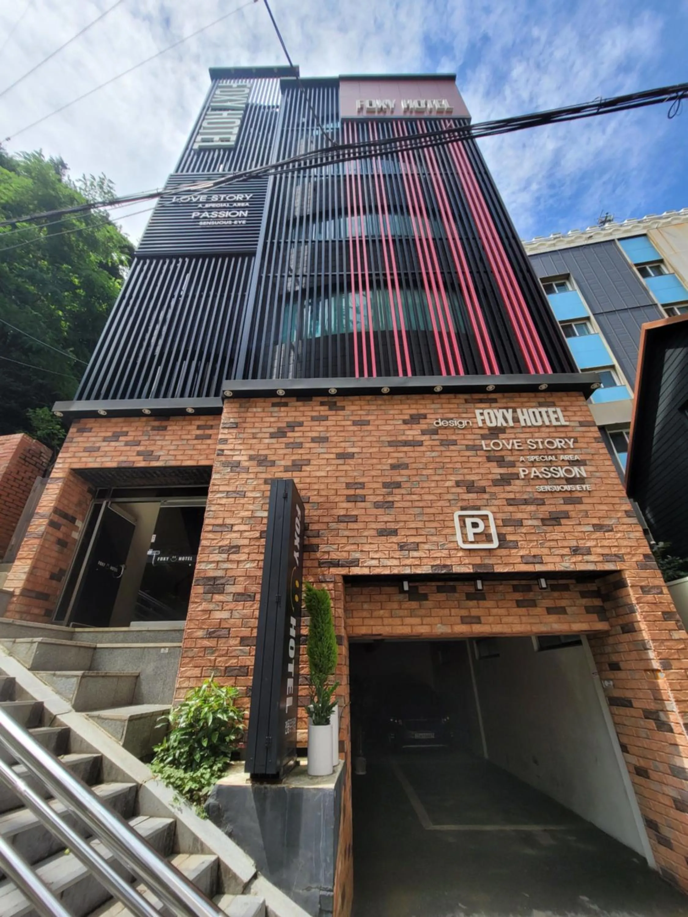 Facade/entrance in Foxy Hotel