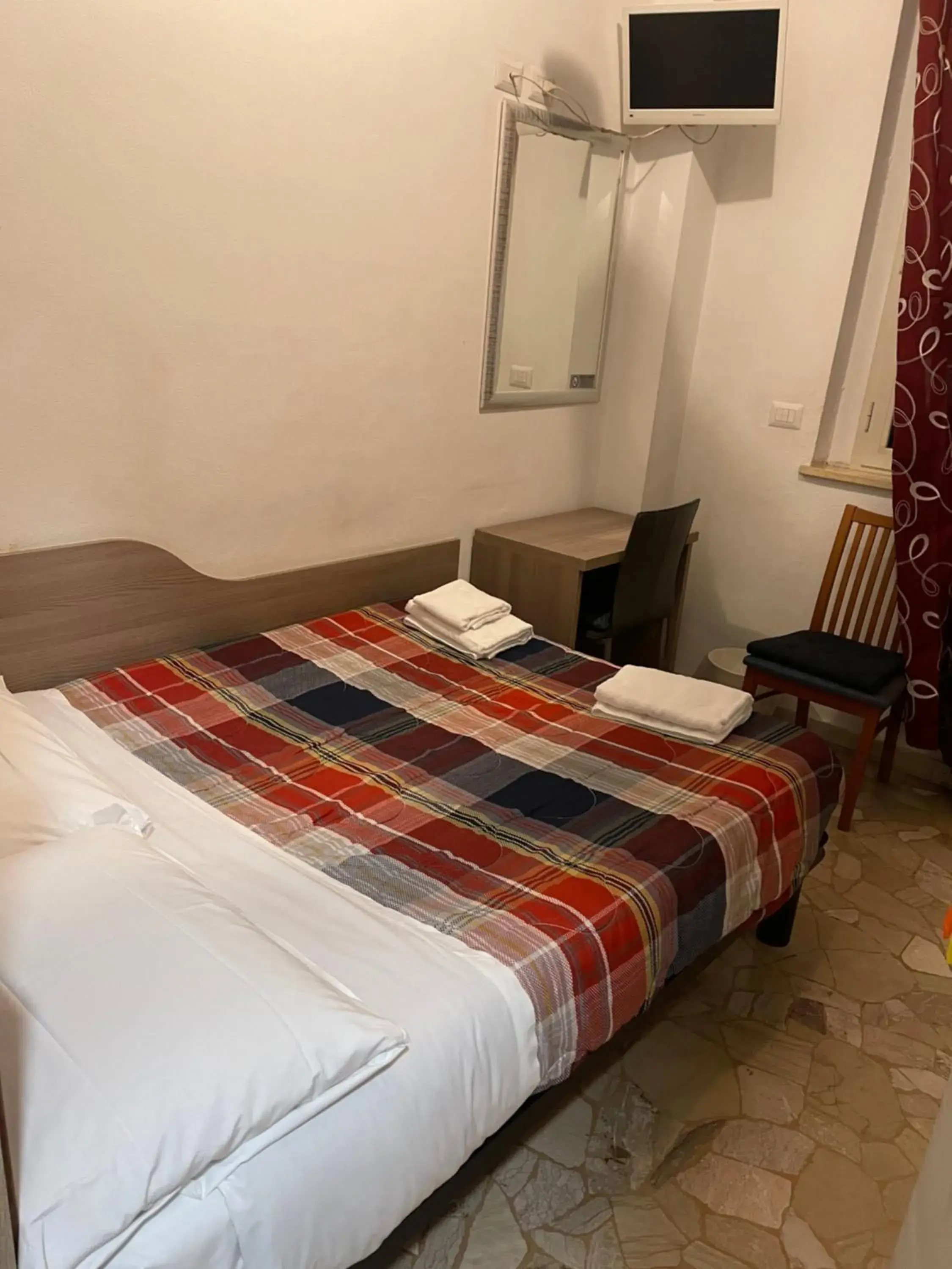 Double Room with Private Bathroom in HOTEL BISSI Double Room with Private Bathroom in HOTEL BISSI