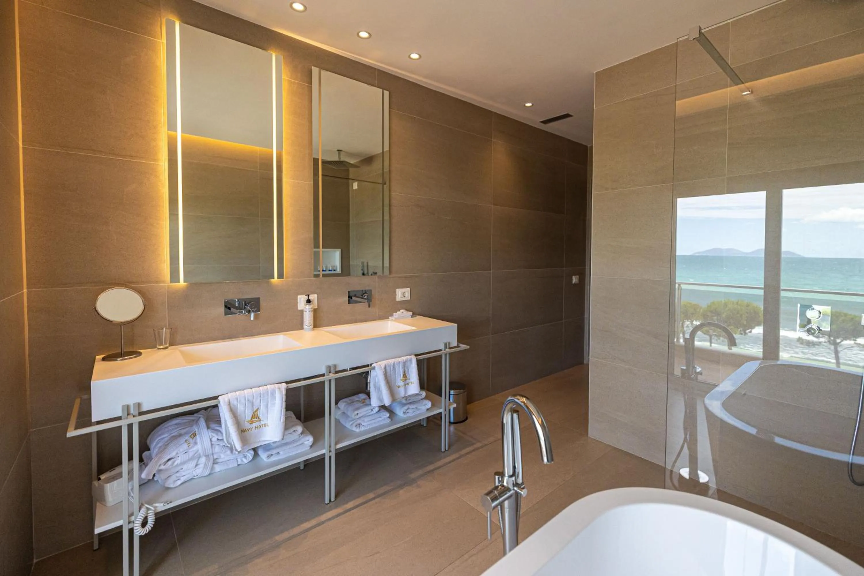 Photo of the whole room in Navy Hotel