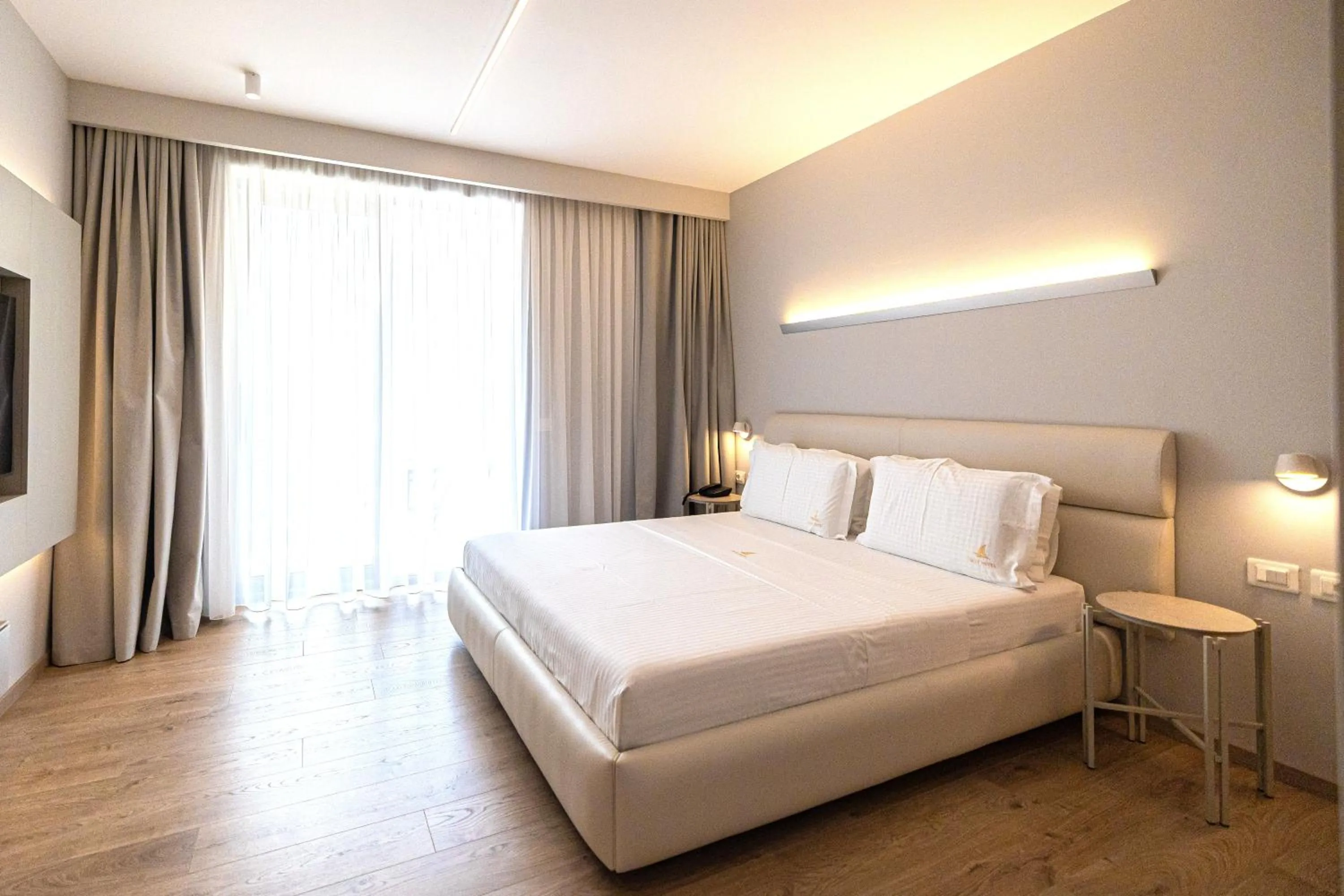 Photo of the whole room, Bed in Navy Hotel