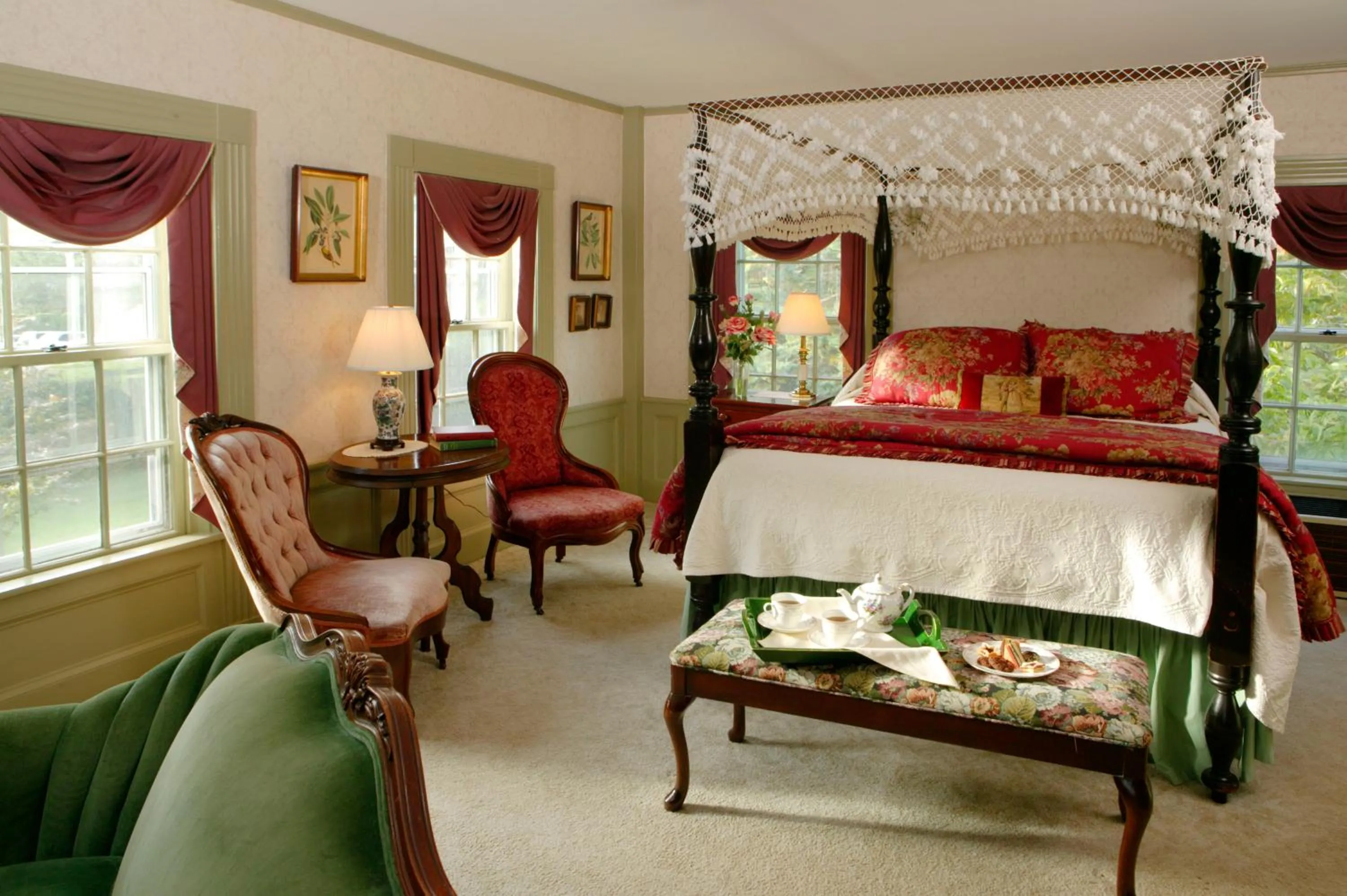 Photo of the whole room, Bed in Captain's House Inn