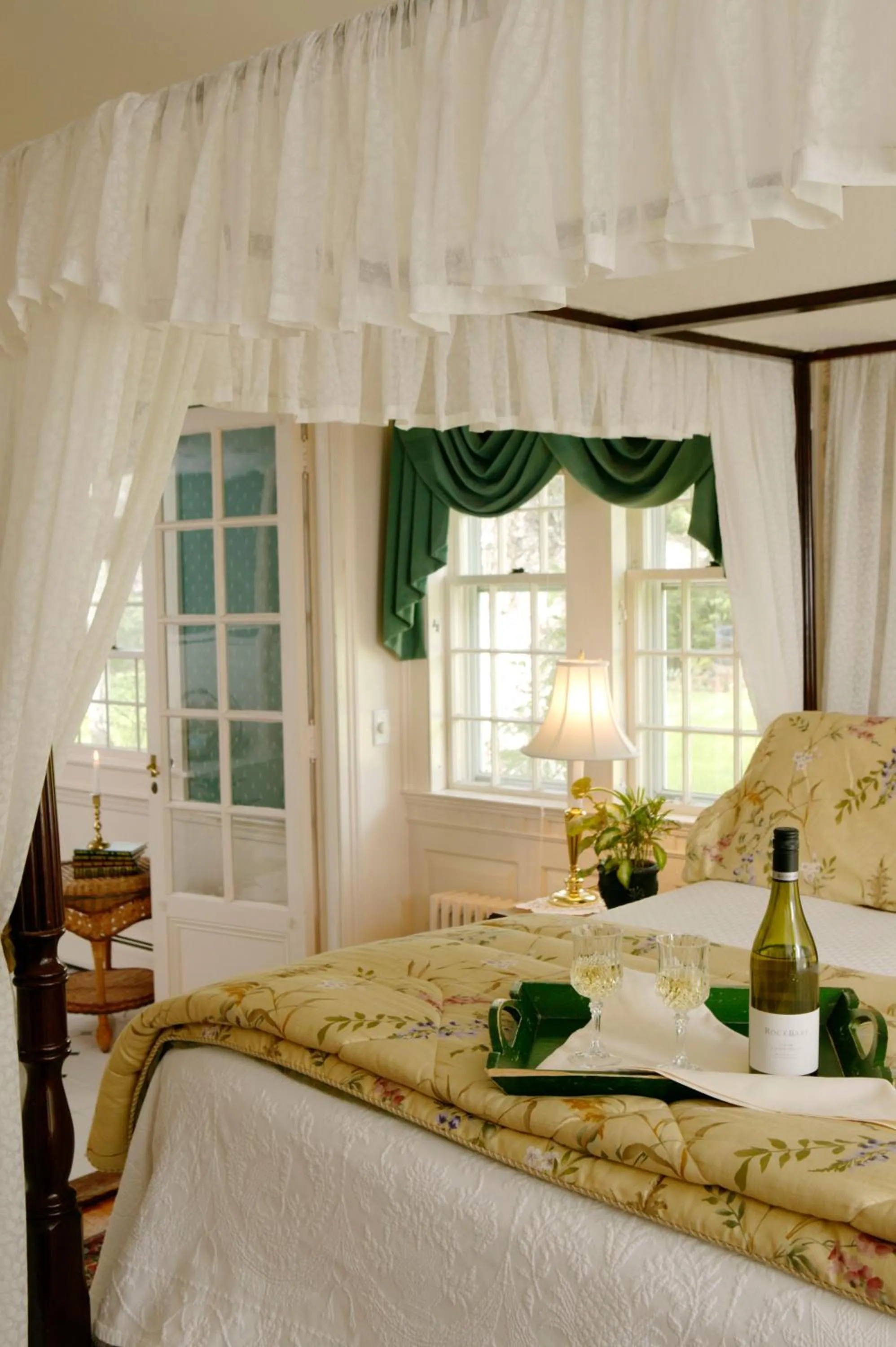 Decorative detail, Bed in Captain's House Inn