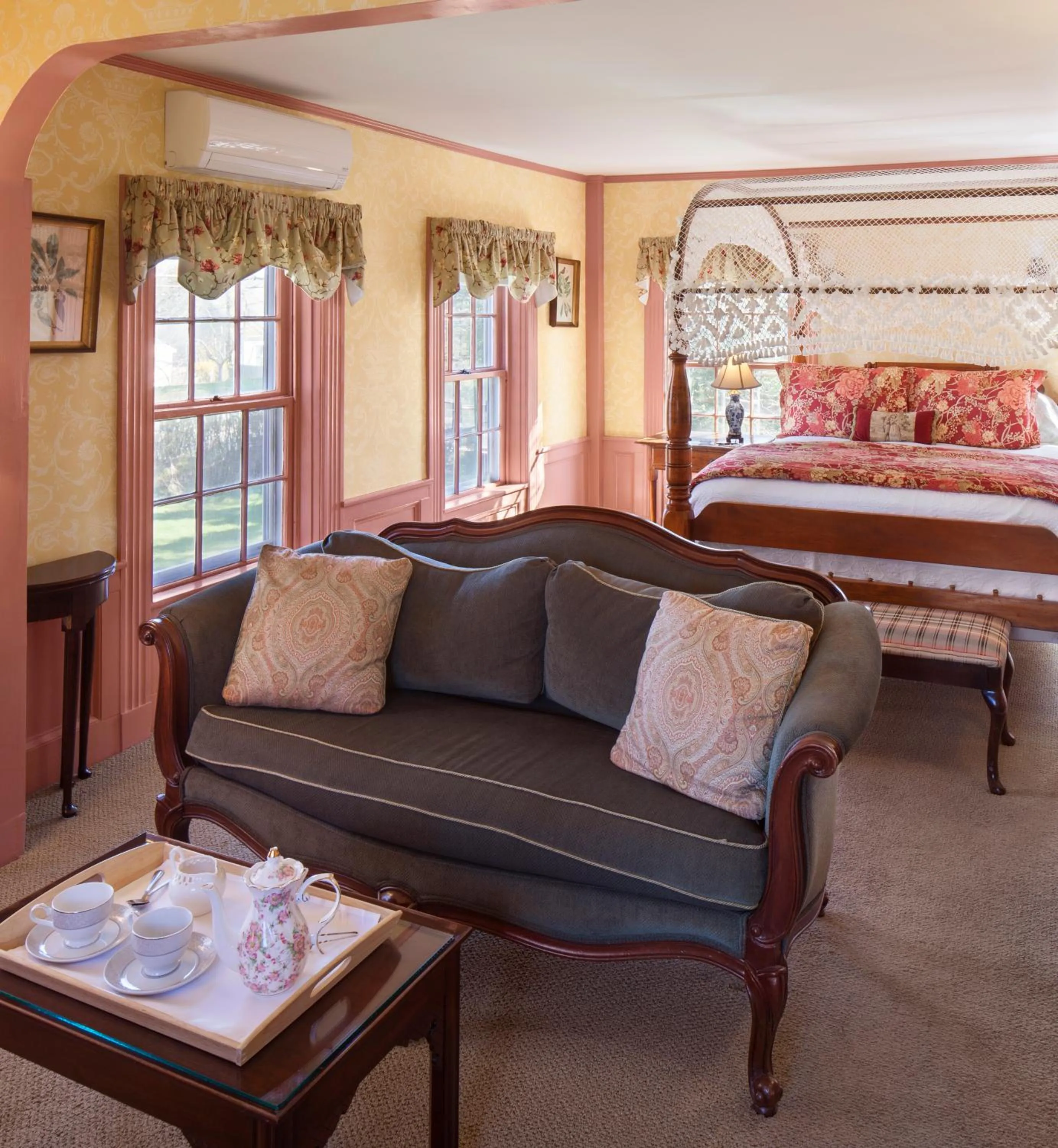 Photo of the whole room, Bed in Captain's House Inn