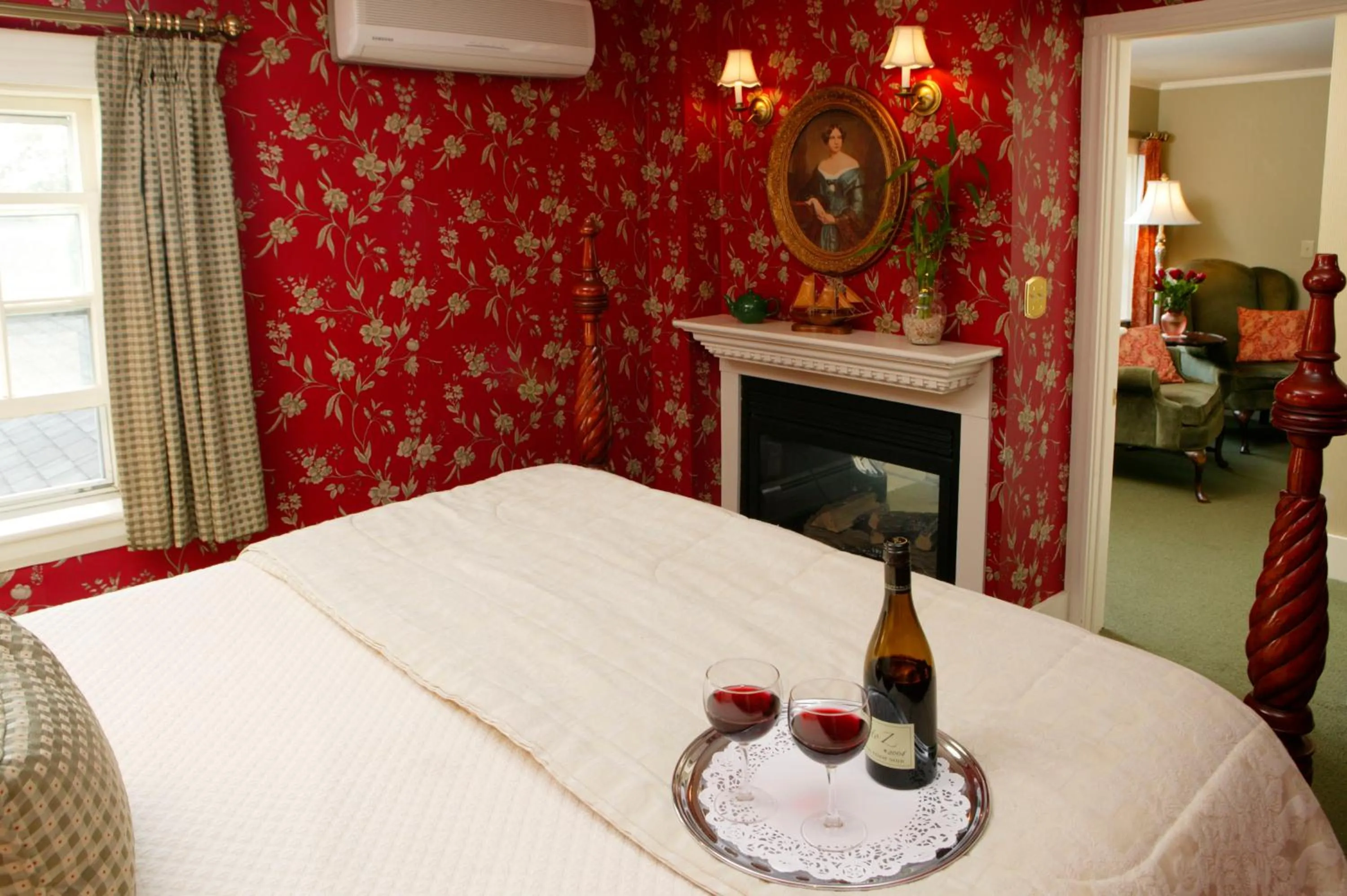 Photo of the whole room, Bed in Captain's House Inn