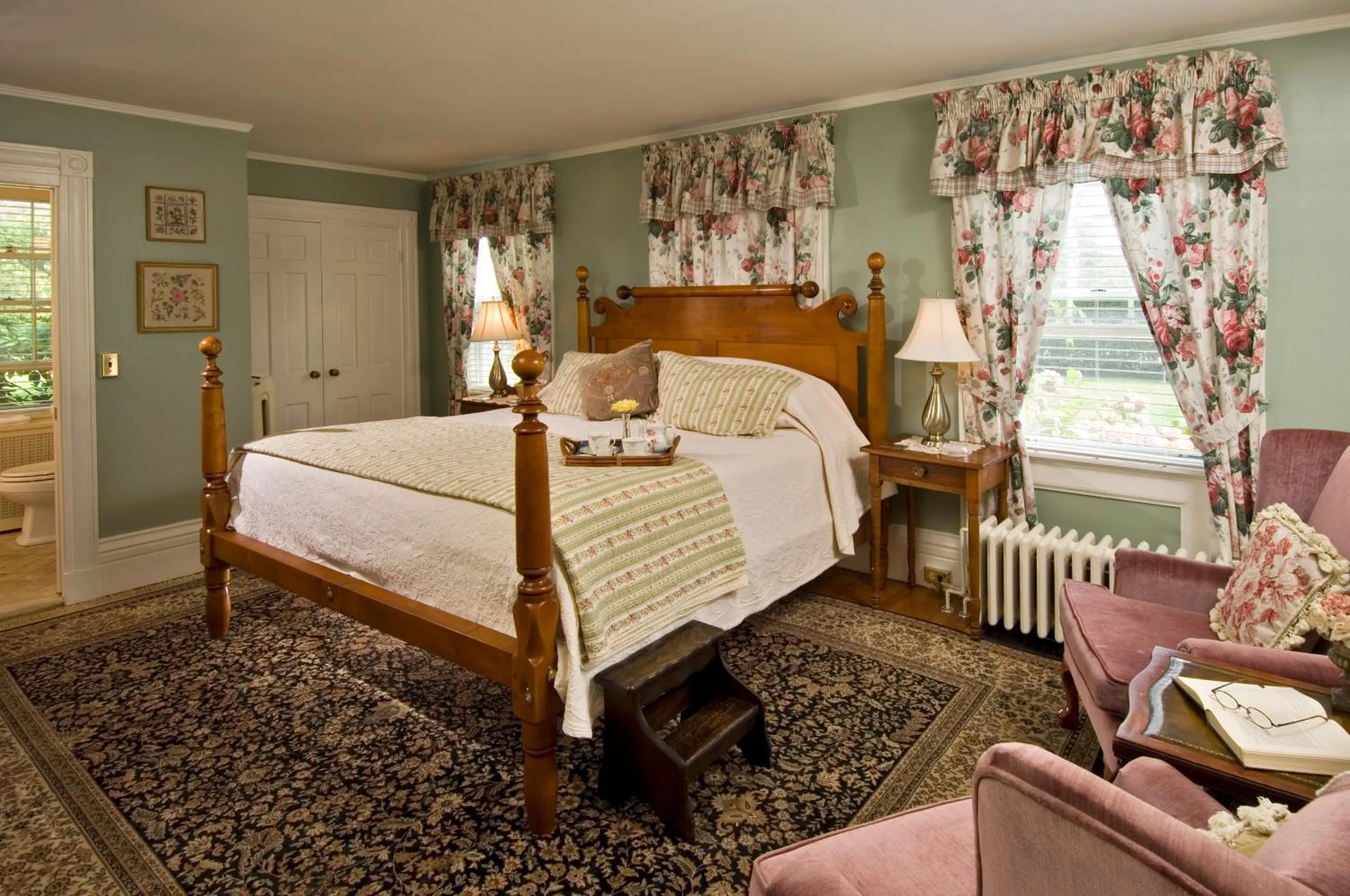 Photo of the whole room, Bed in Captain's House Inn