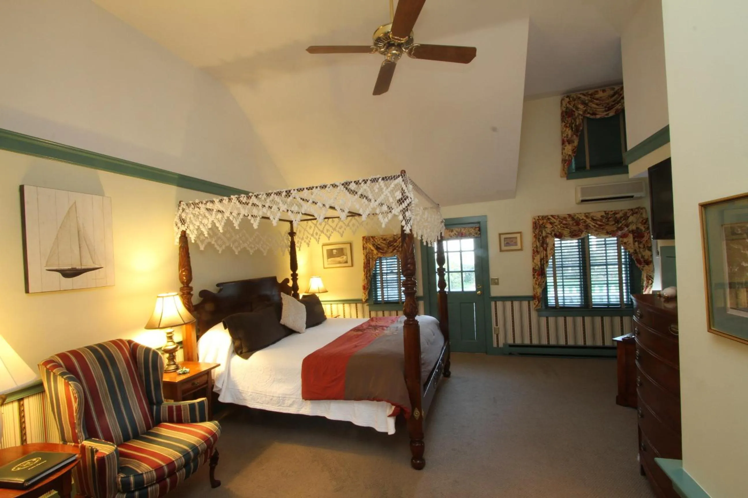 Bedroom, Bed in Captain's House Inn