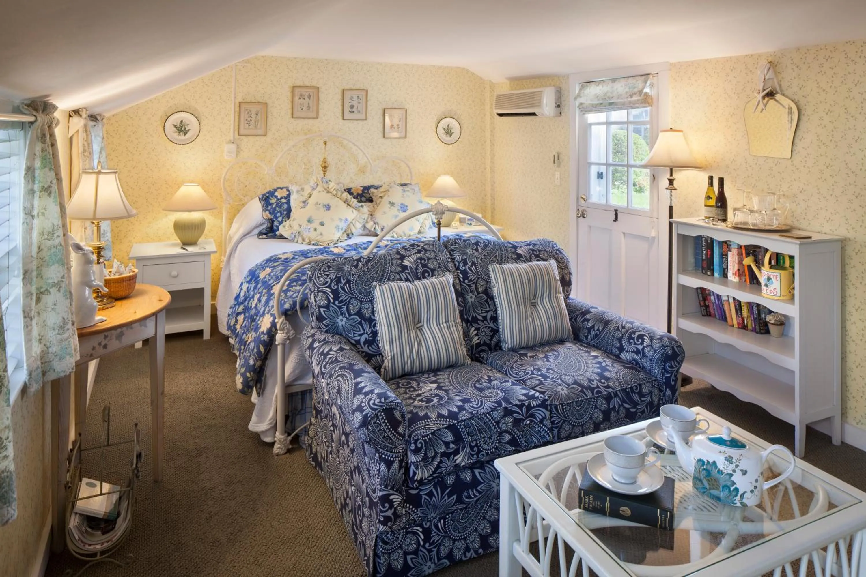 Photo of the whole room, Bed in Captain's House Inn