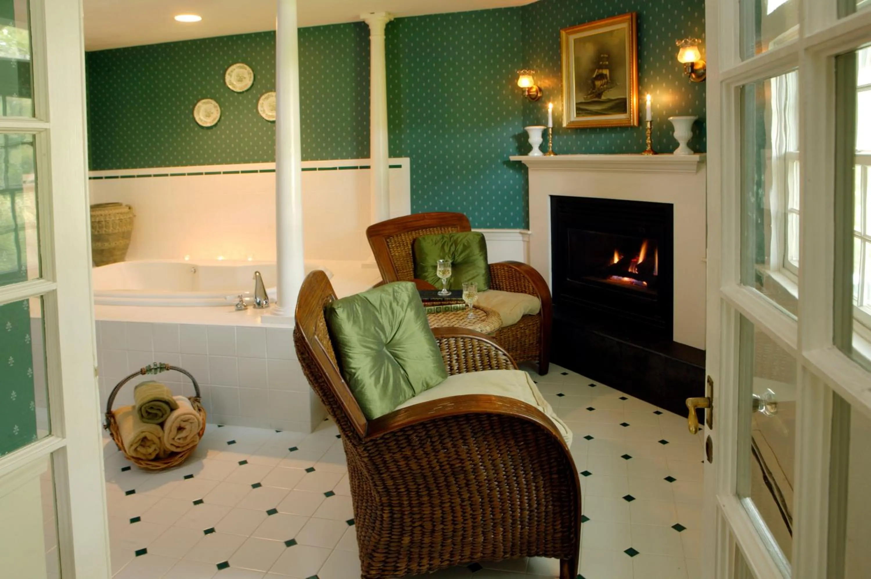 Bathroom, Bed in Captain's House Inn