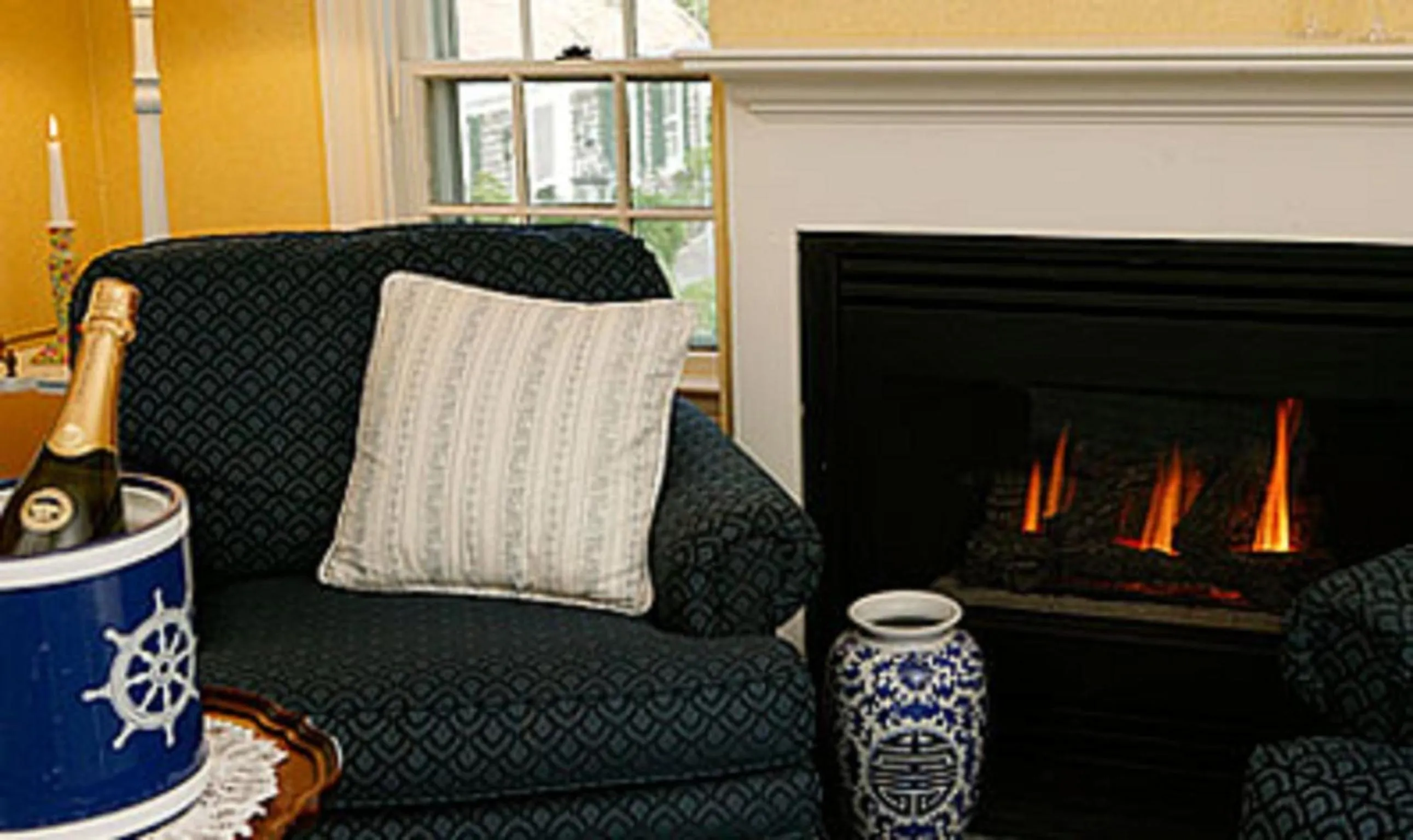 Living room in Captain's House Inn