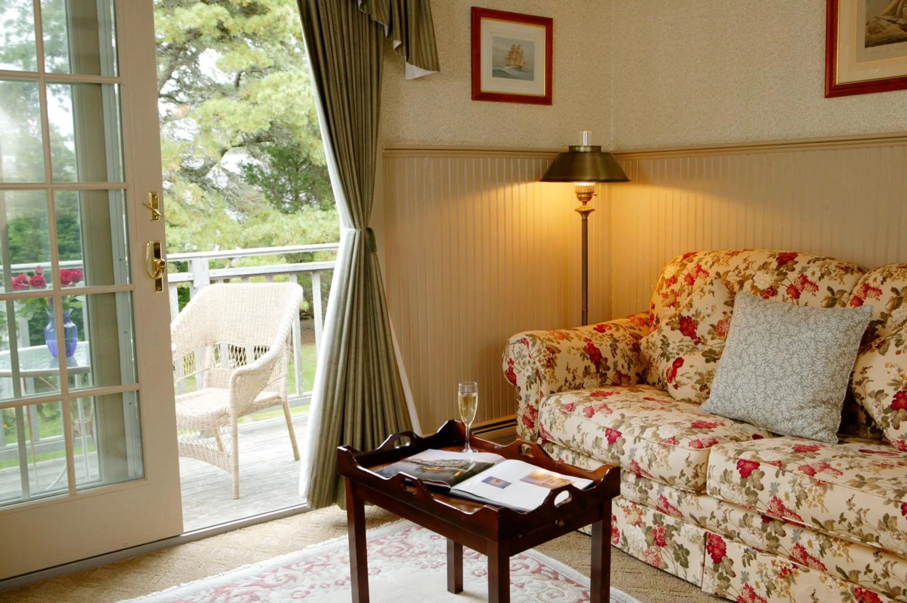 Living room in Captain's House Inn