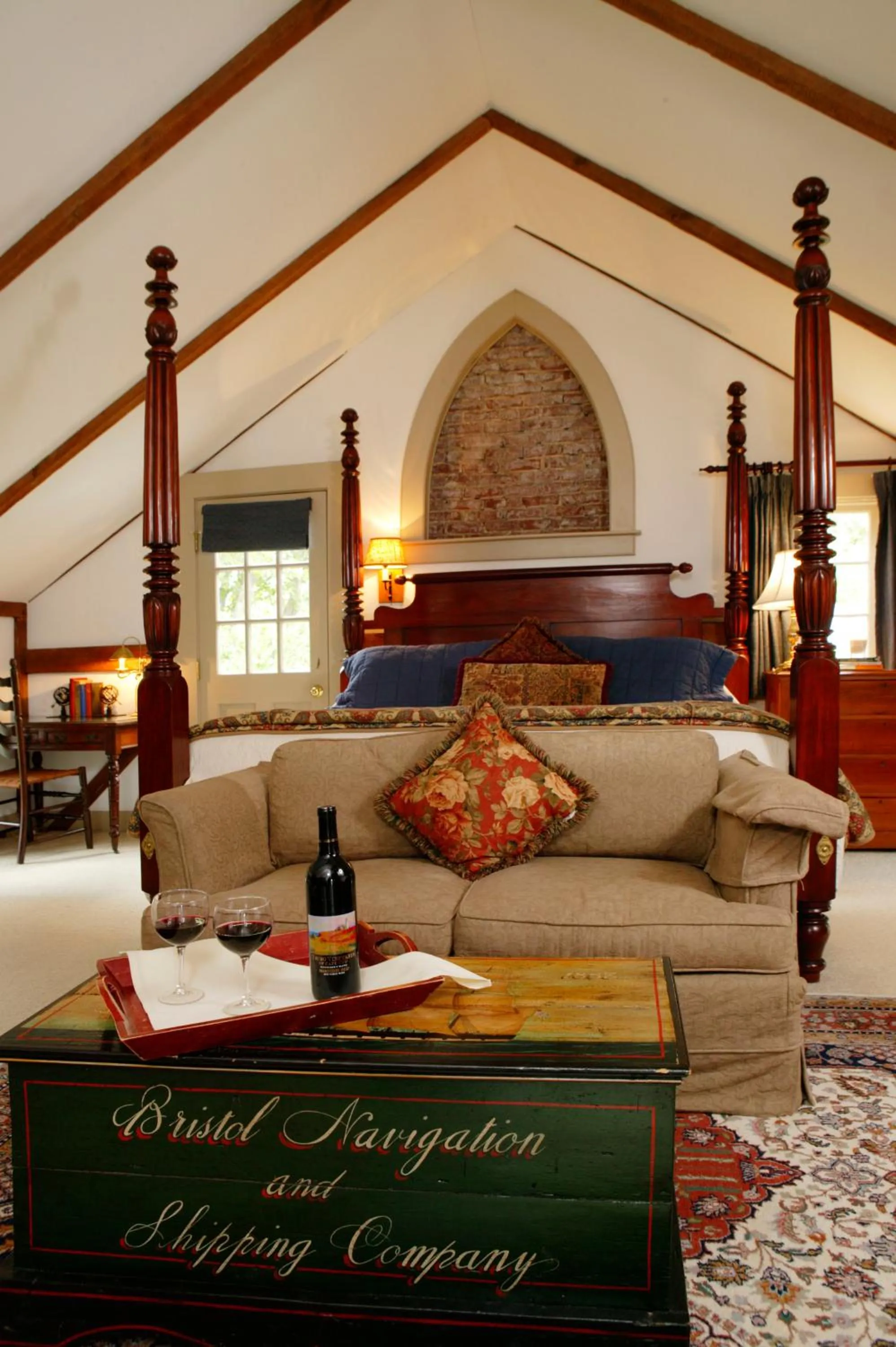 Photo of the whole room in Captain's House Inn