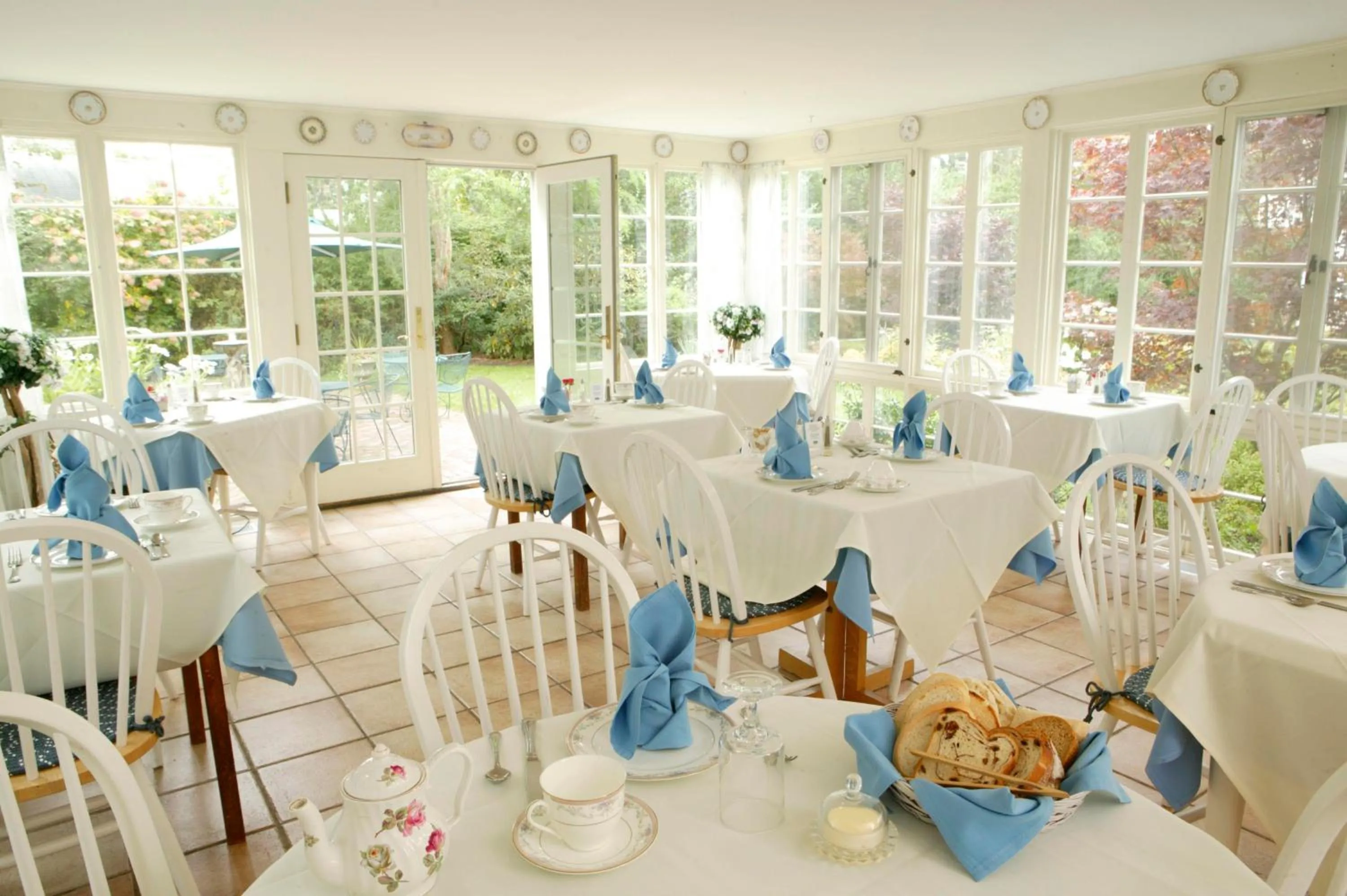 Restaurant/places to eat in Captain's House Inn