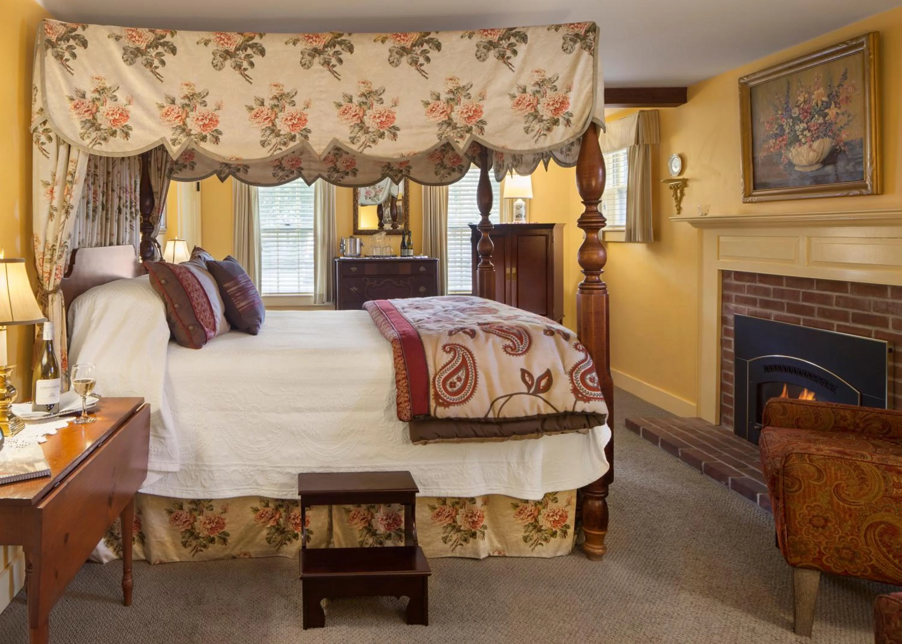 Photo of the whole room, Bed in Captain's House Inn