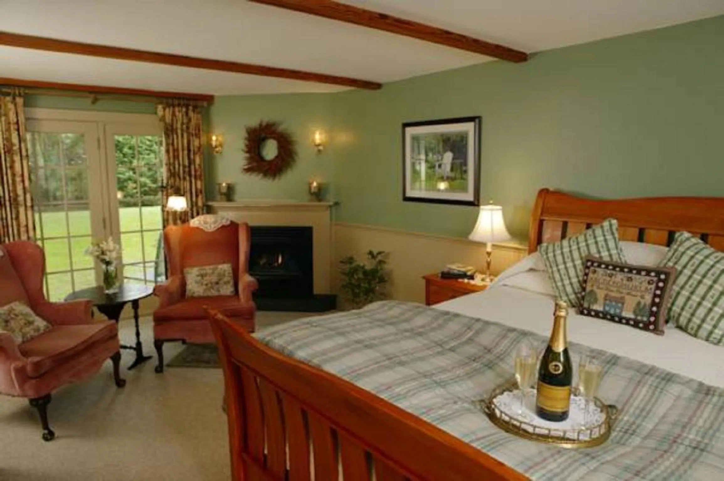 Bed in Captain's House Inn