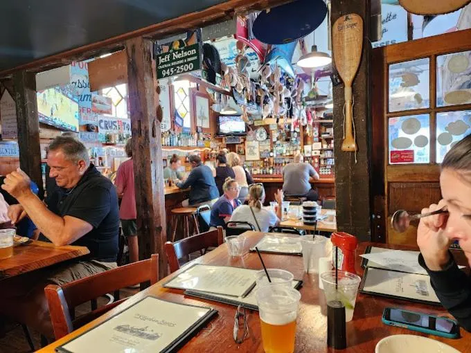 Restaurant/places to eat in Captain's House Inn