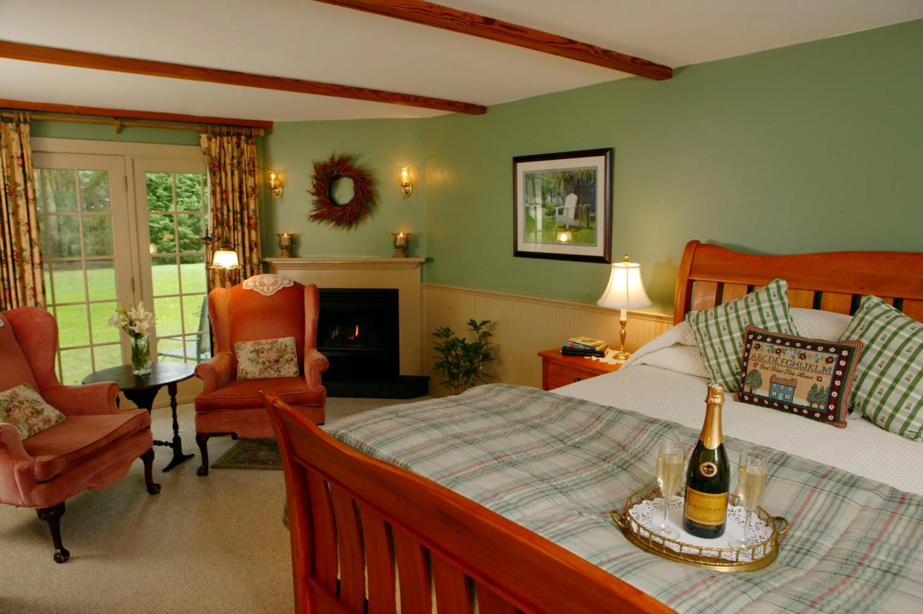 Photo of the whole room in Captain's House Inn