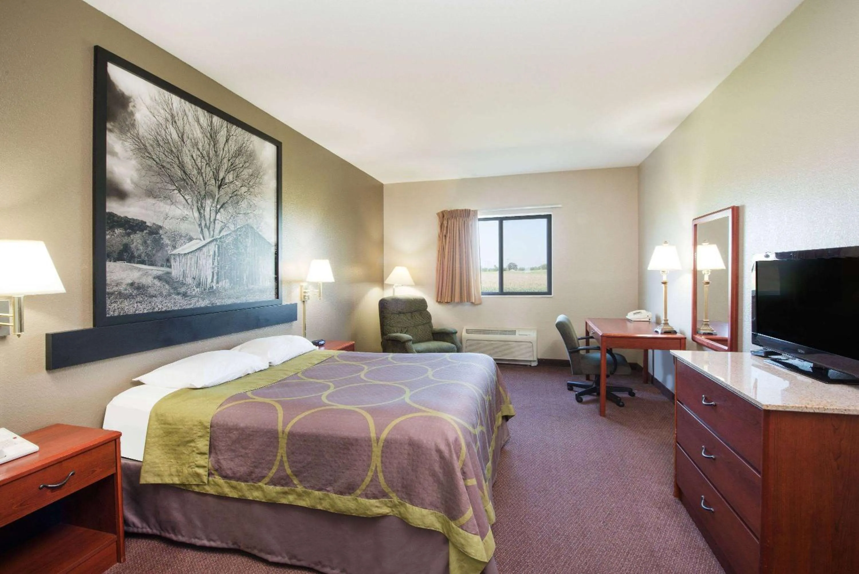 Photo of the whole room, Bed in Super 8 by Wyndham Iola KS