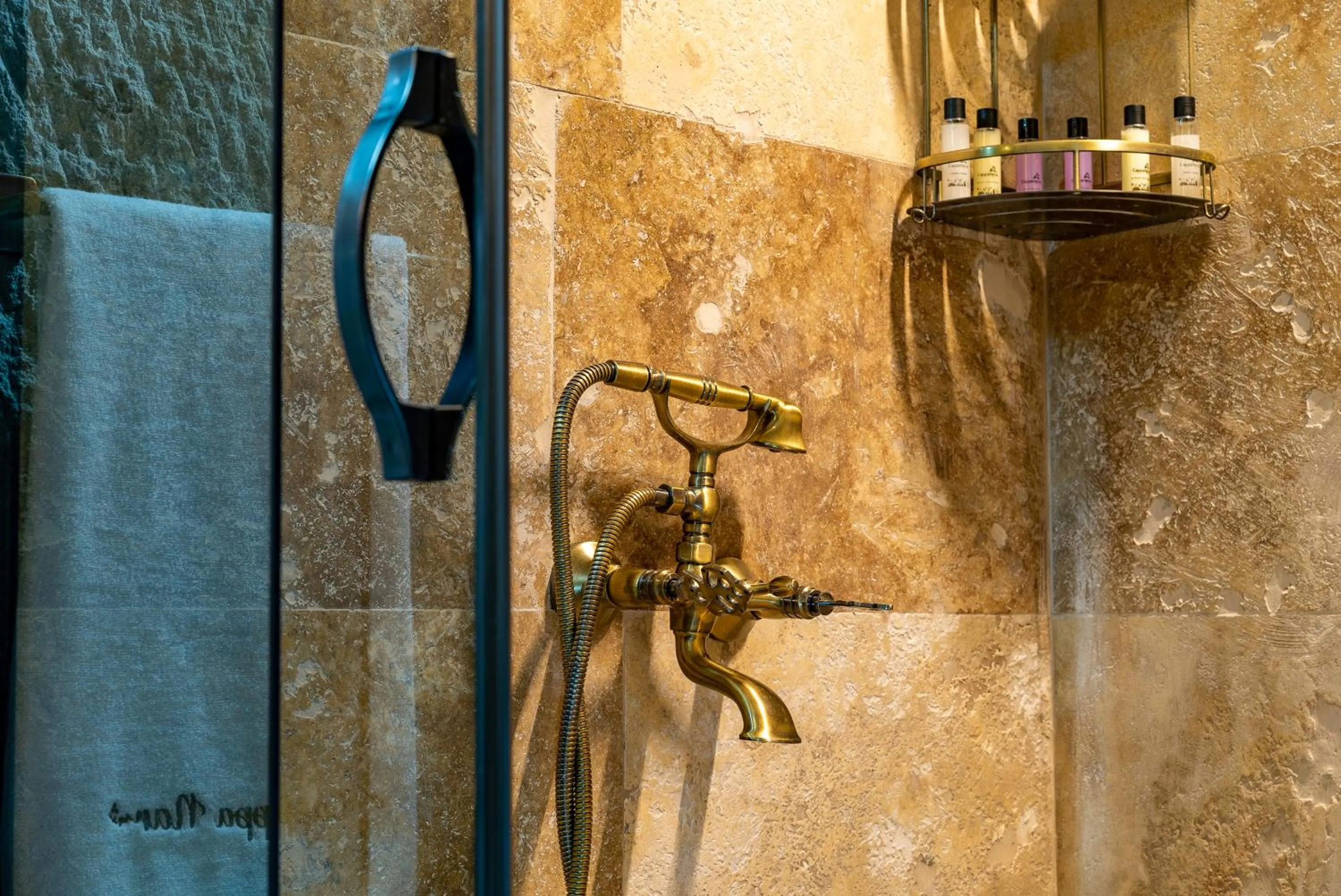 Shower in CAPPANAR CAVE HOTEL