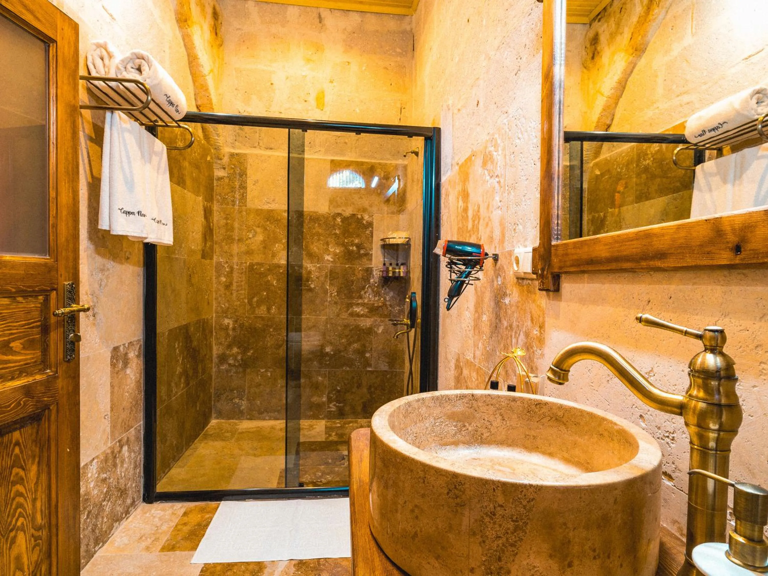 Shower in Cappanar Cave Hotel