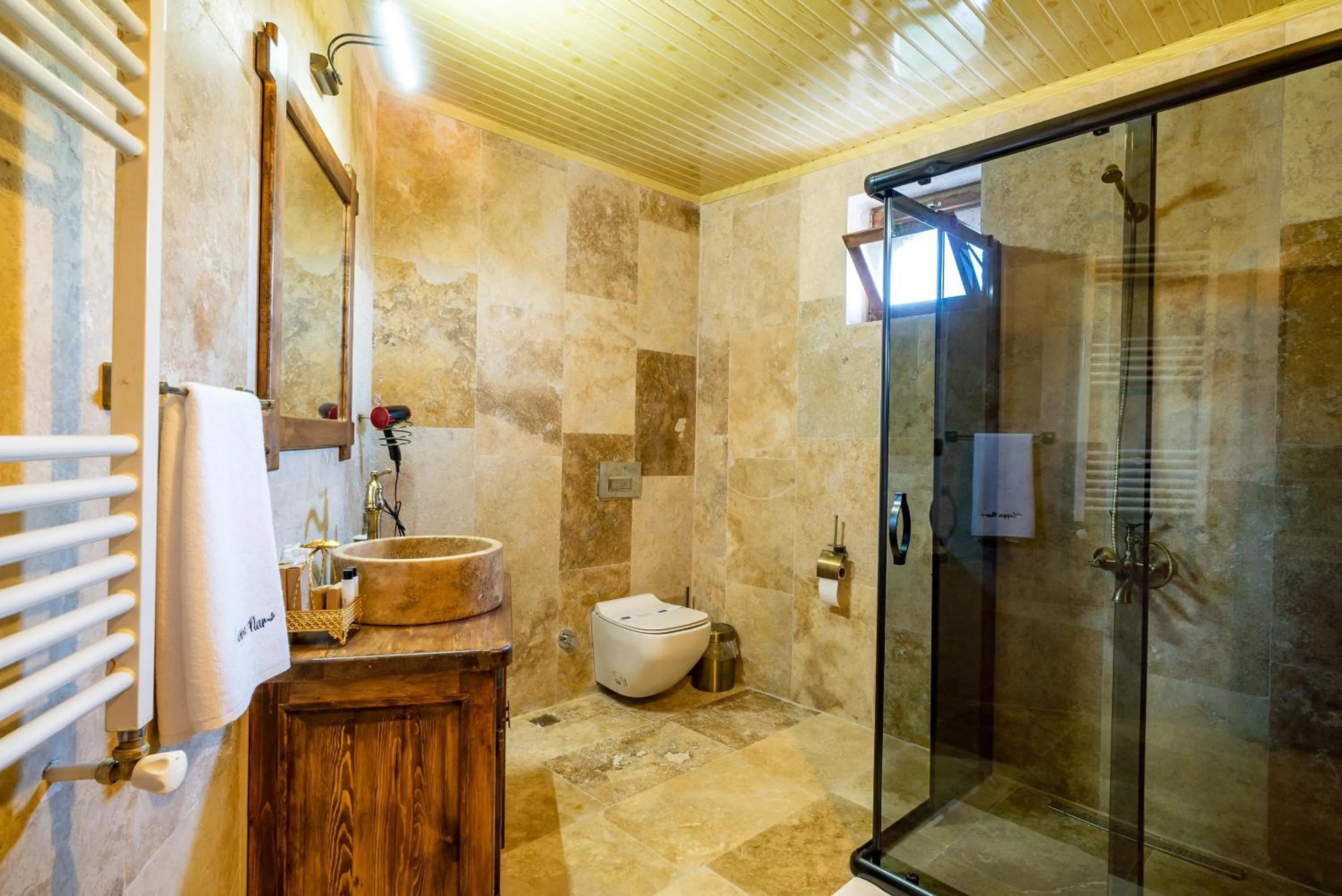 Shower in CAPPANAR CAVE HOTEL