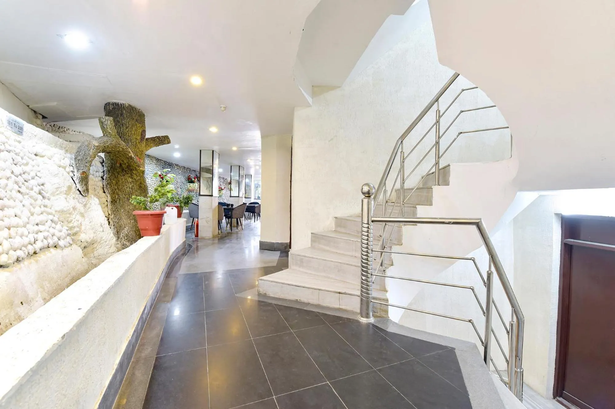 Lobby or reception in FabHotel Sikka Royal Classic - Mall road