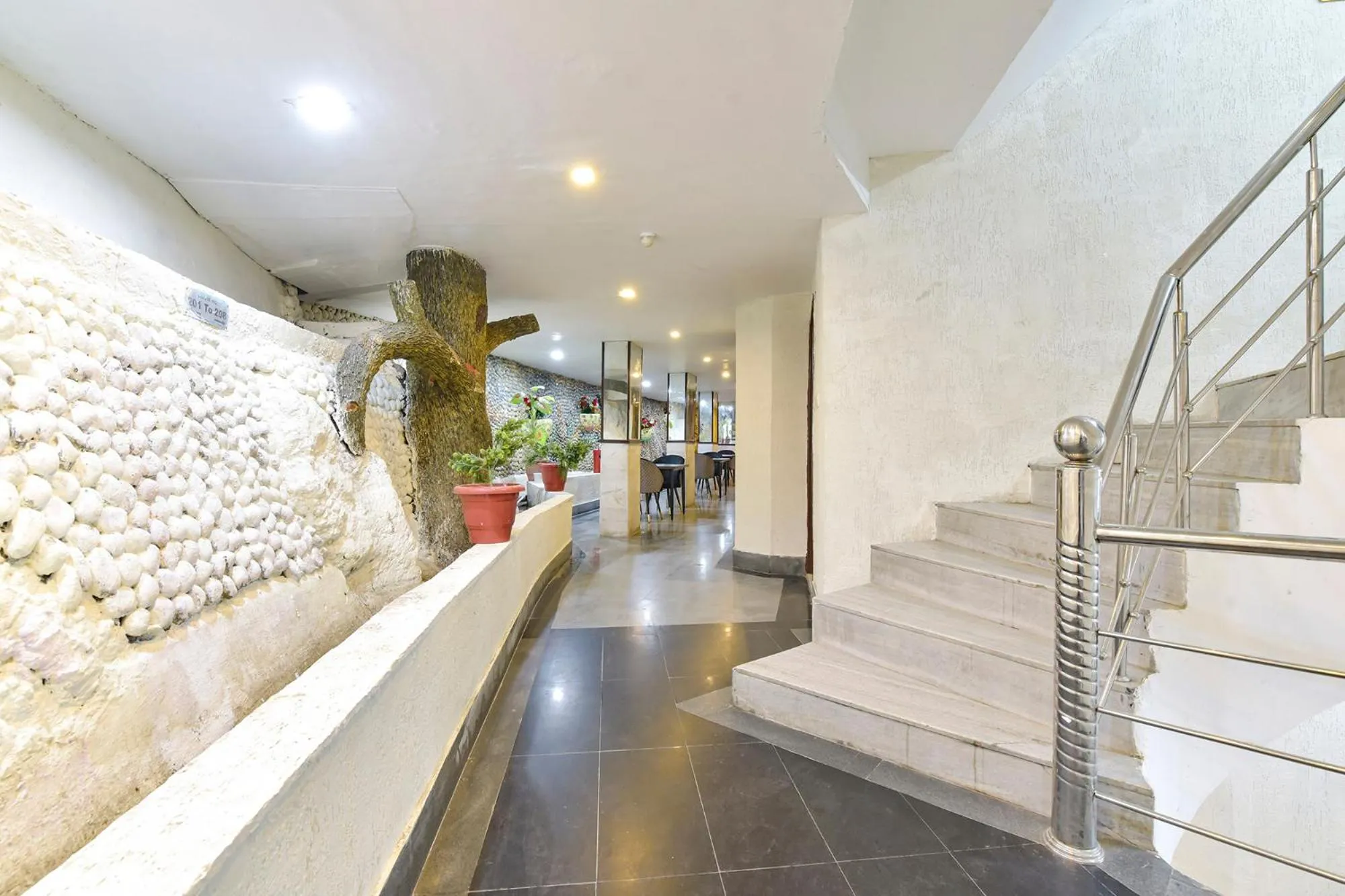 Lobby or reception in FabHotel Sikka Royal Classic - Mall road