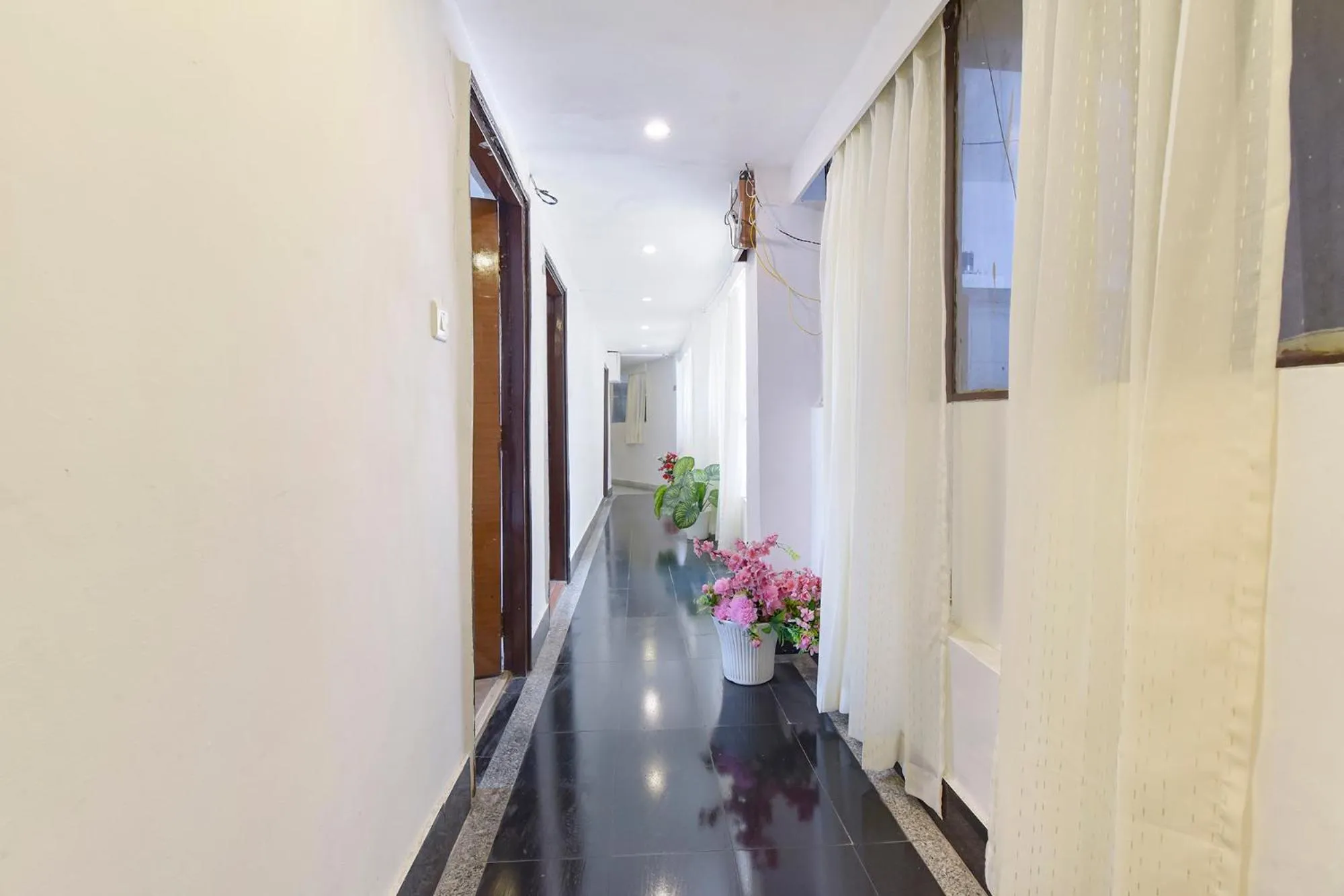 Lobby or reception in FabHotel Sikka Royal Classic - Mall road