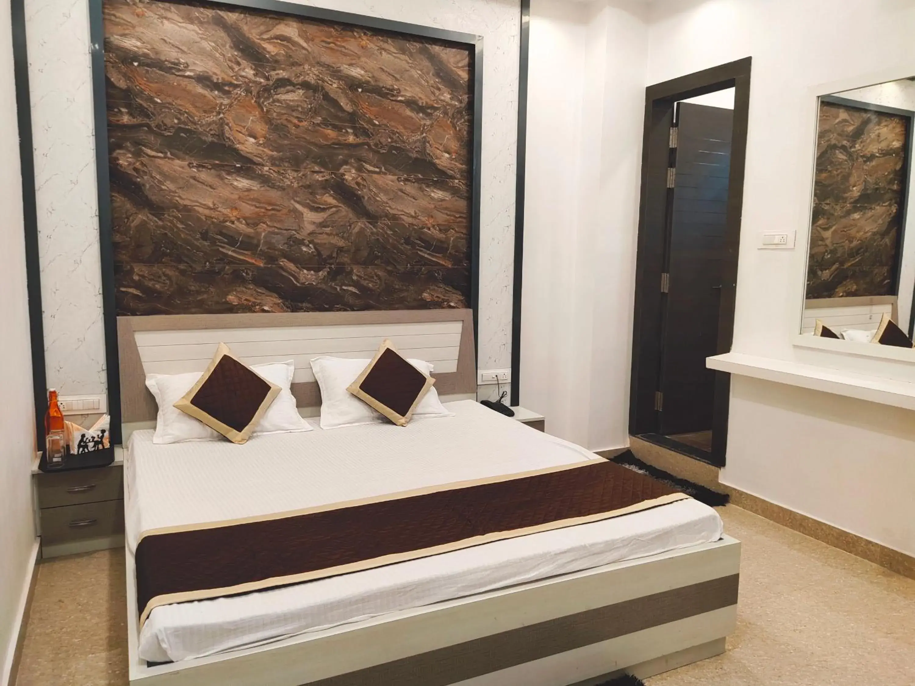 Deluxe Room - single occupancy in Hotel The Shree Jee Palace Deluxe Room - single occupancy in Hotel The Shree Jee Palace