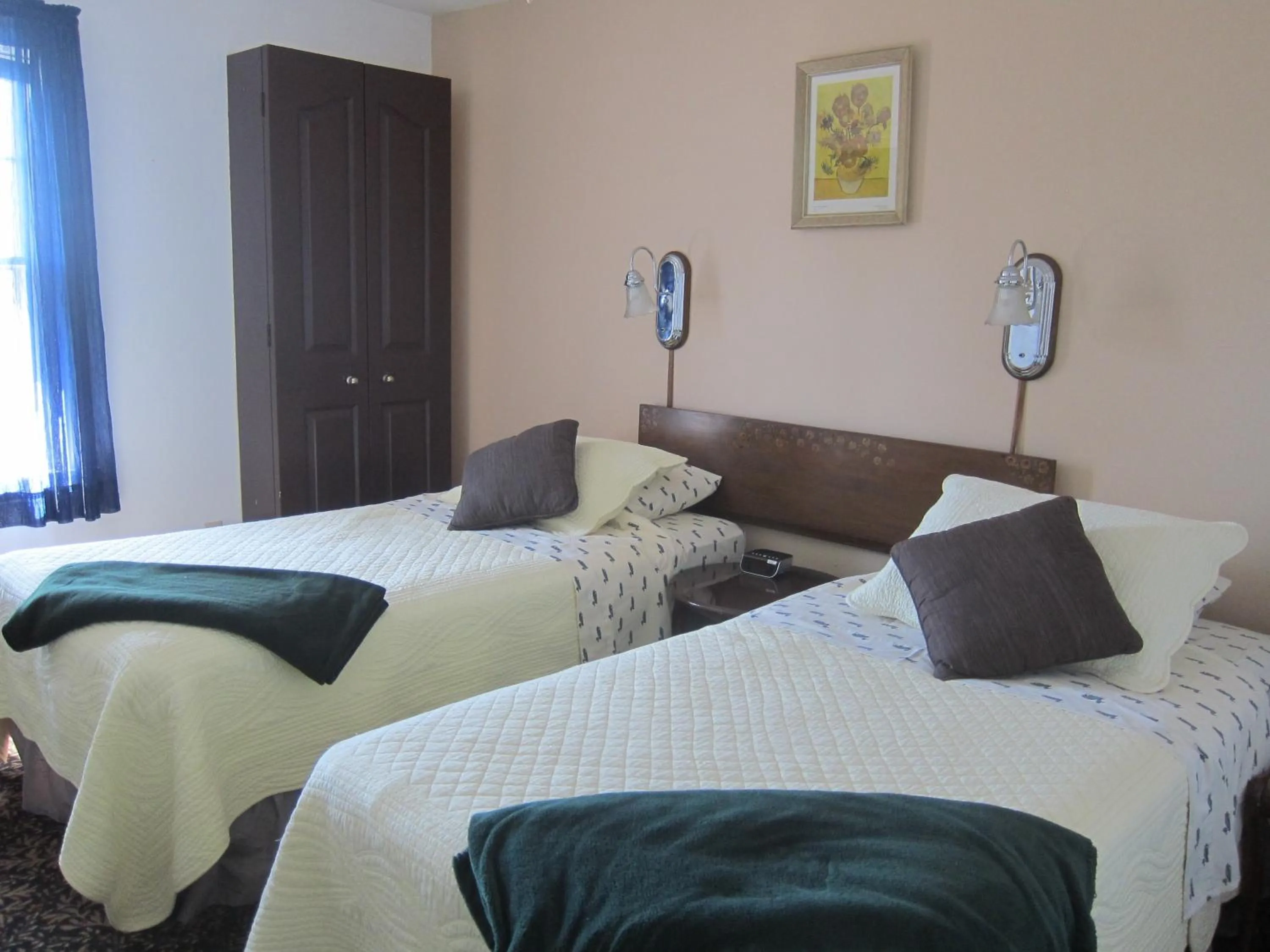 Bed in Salmon River Country Inn