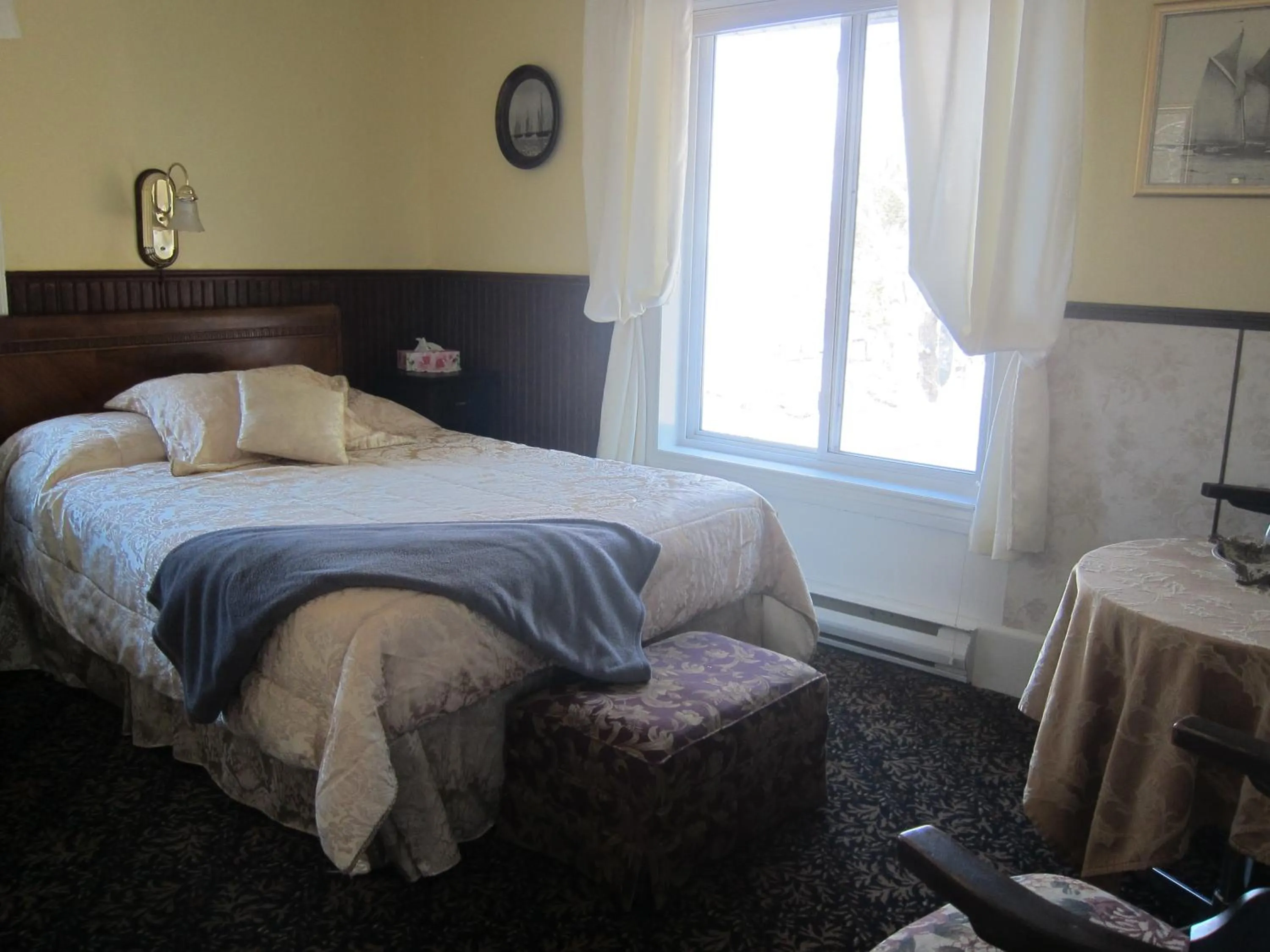 Bed in Salmon River Country Inn