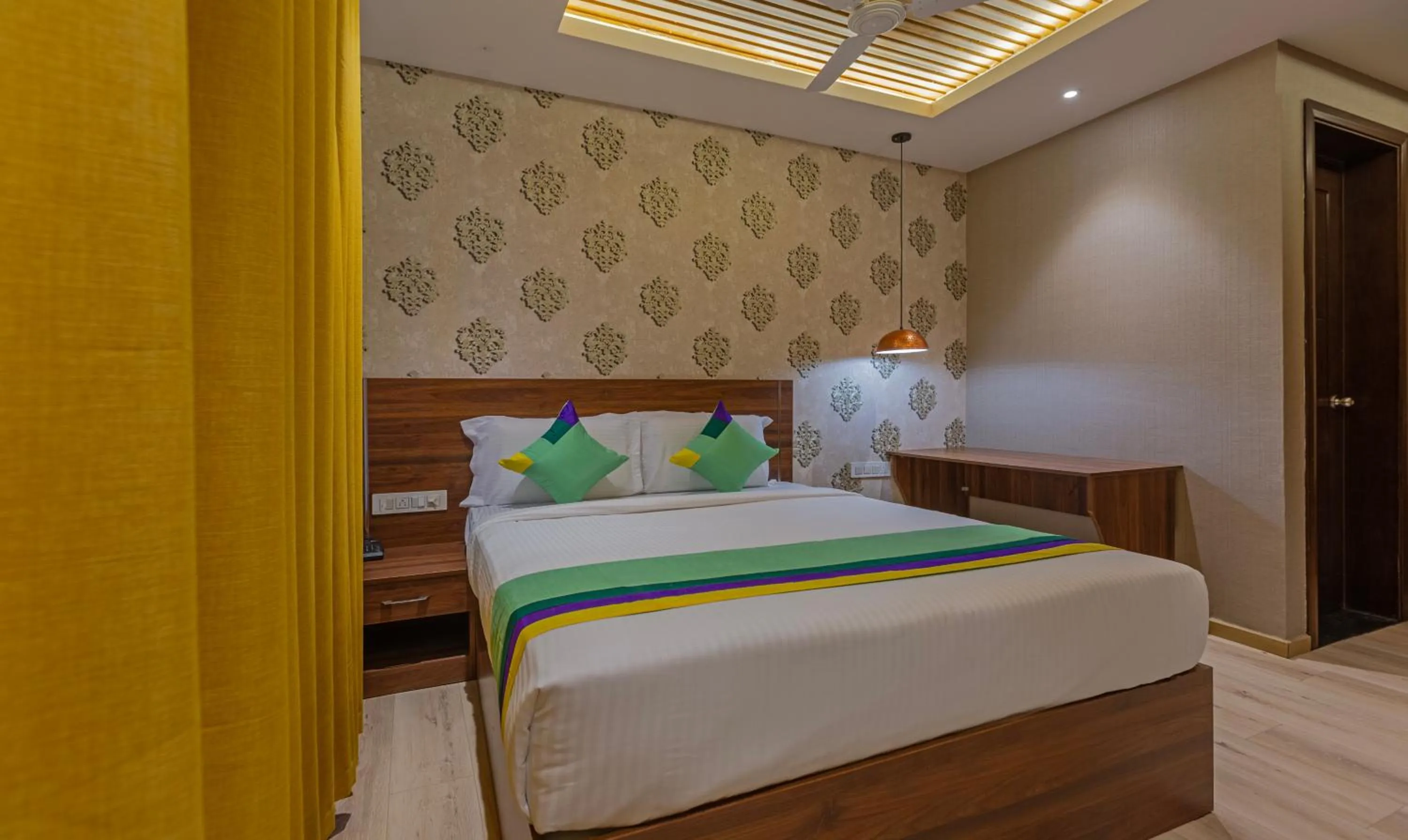 Bedroom, Bed in Treebo Windsor Heights