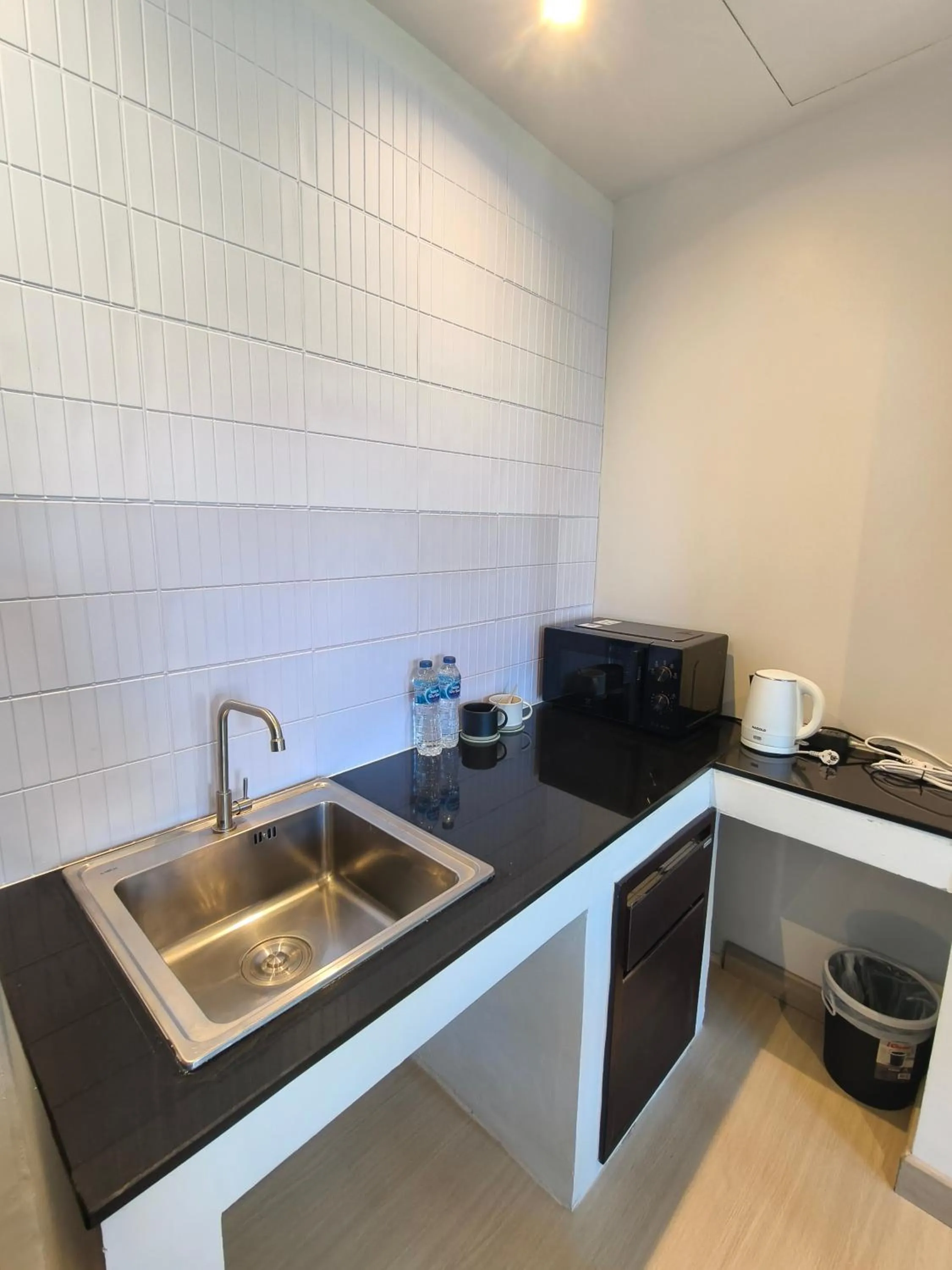 microwave in Lek Lek Samui Room X Coffee Bar