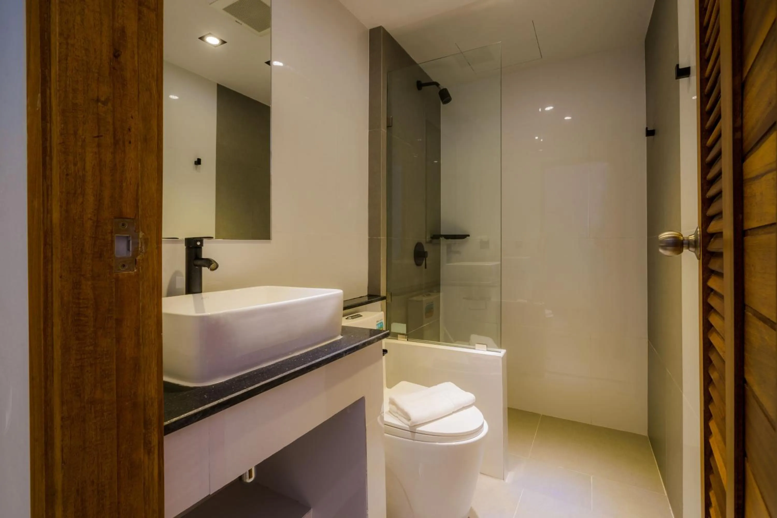 Shower in Lek Lek Samui Room X Coffee Bar