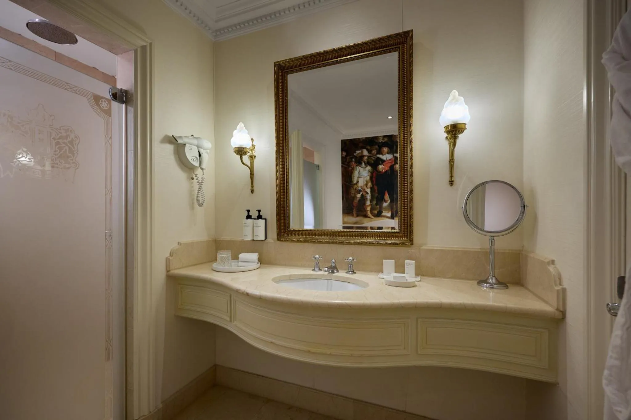 Photo of the whole room in InterContinental Amstel Amsterdam by IHG