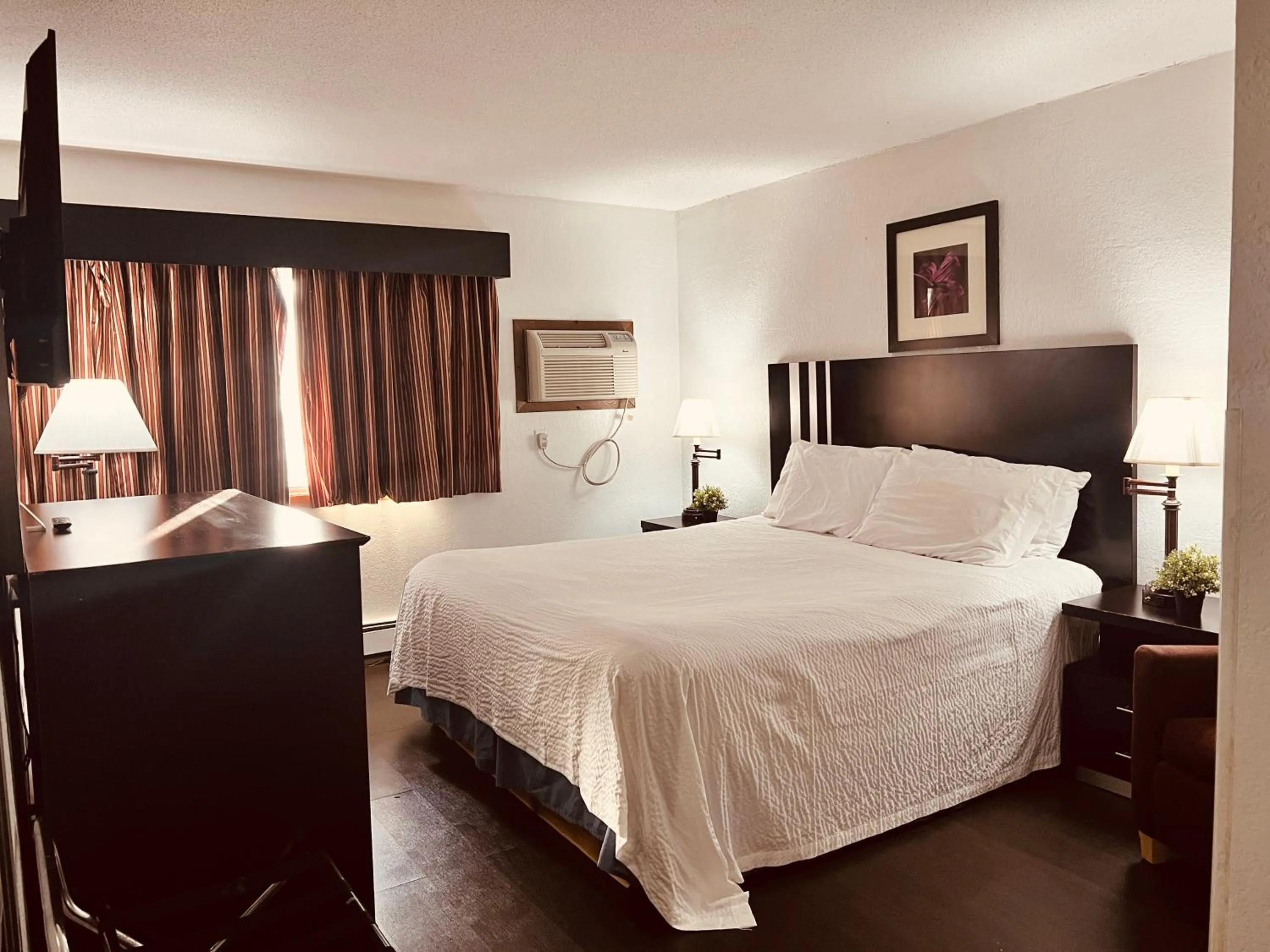 Bed in Travelodge by Wyndham Valleyfair Shakopee