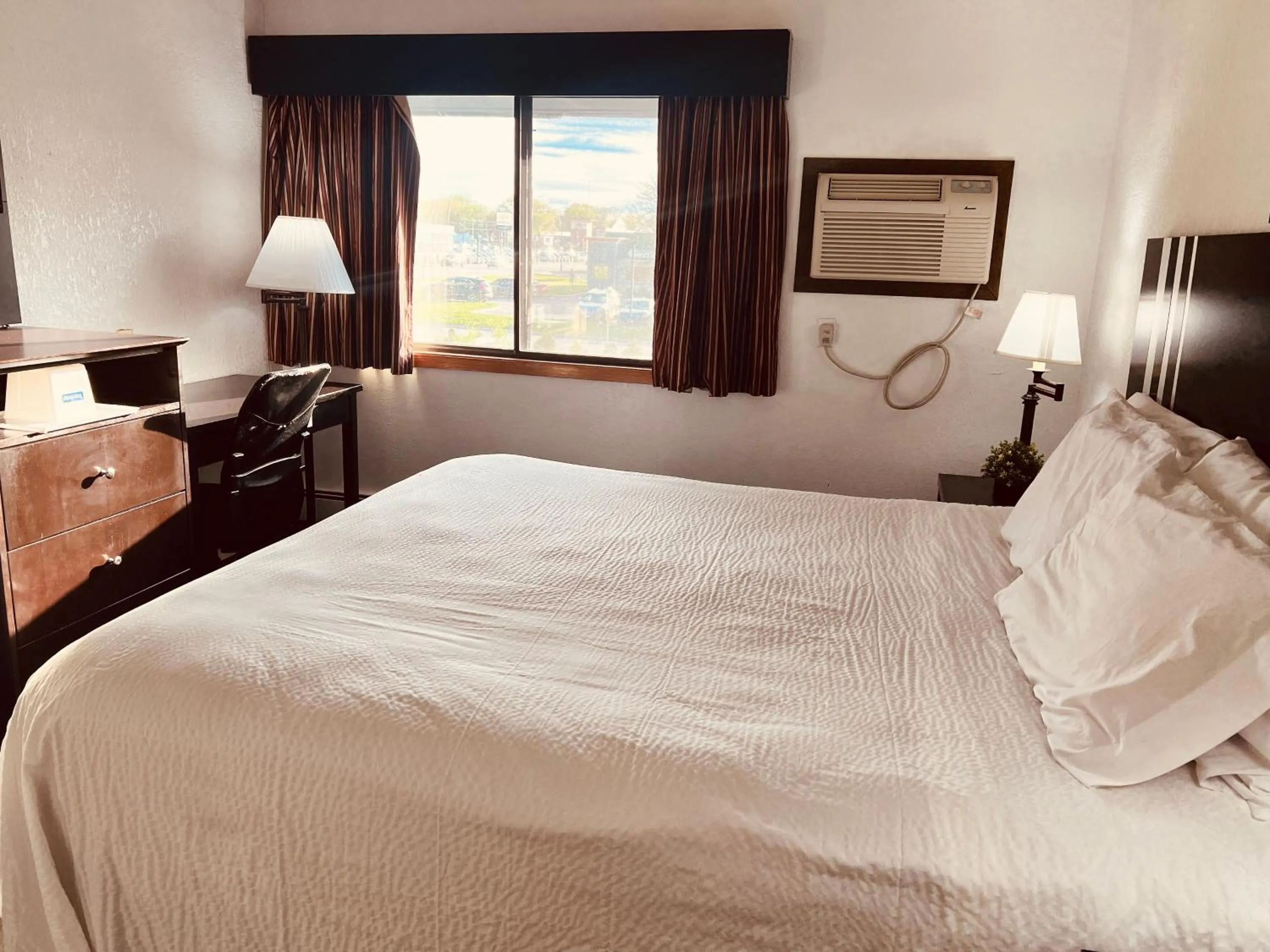 Bed in Travelodge by Wyndham Valleyfair Shakopee