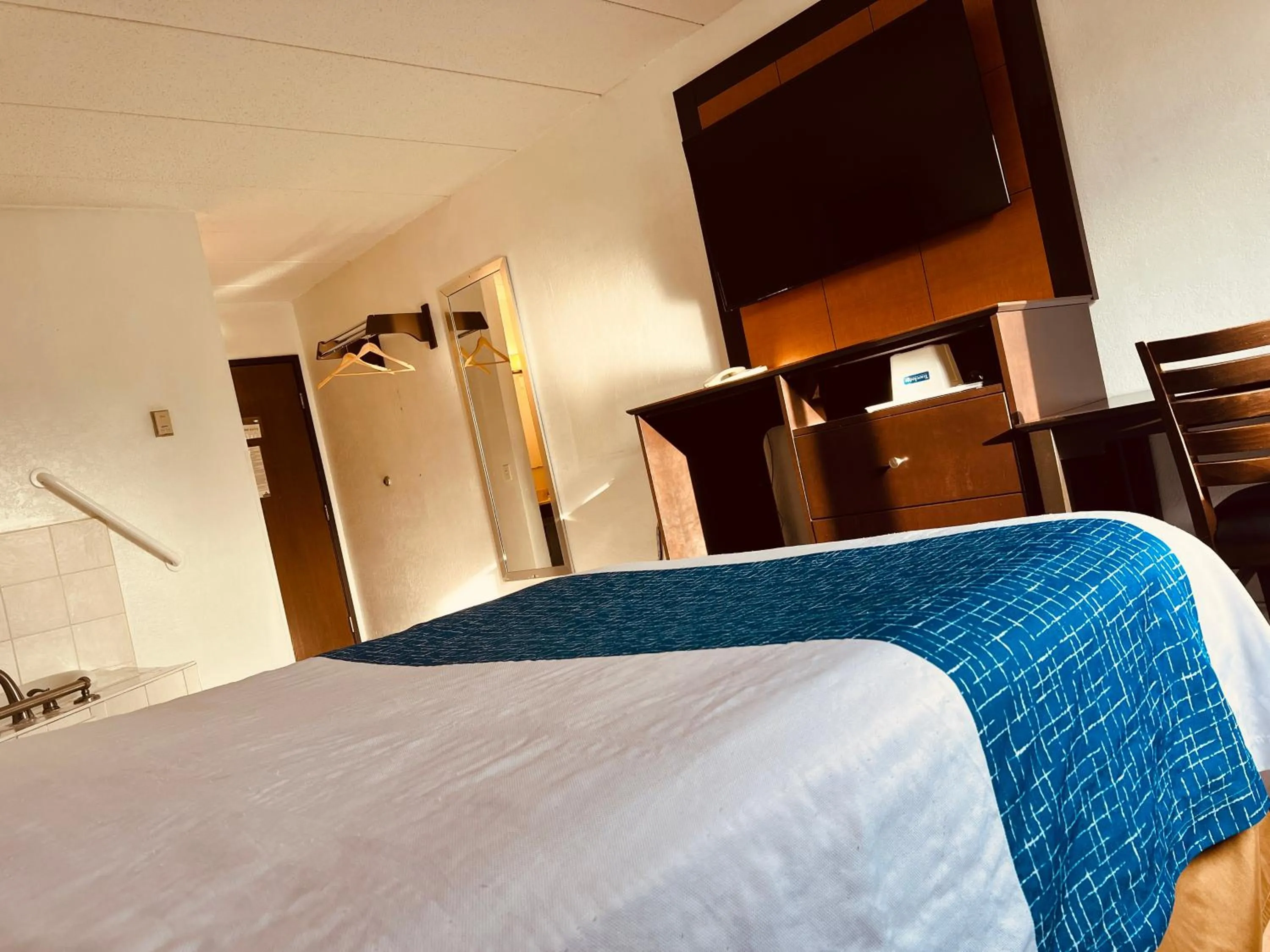 Bed in Travelodge by Wyndham Valleyfair Shakopee