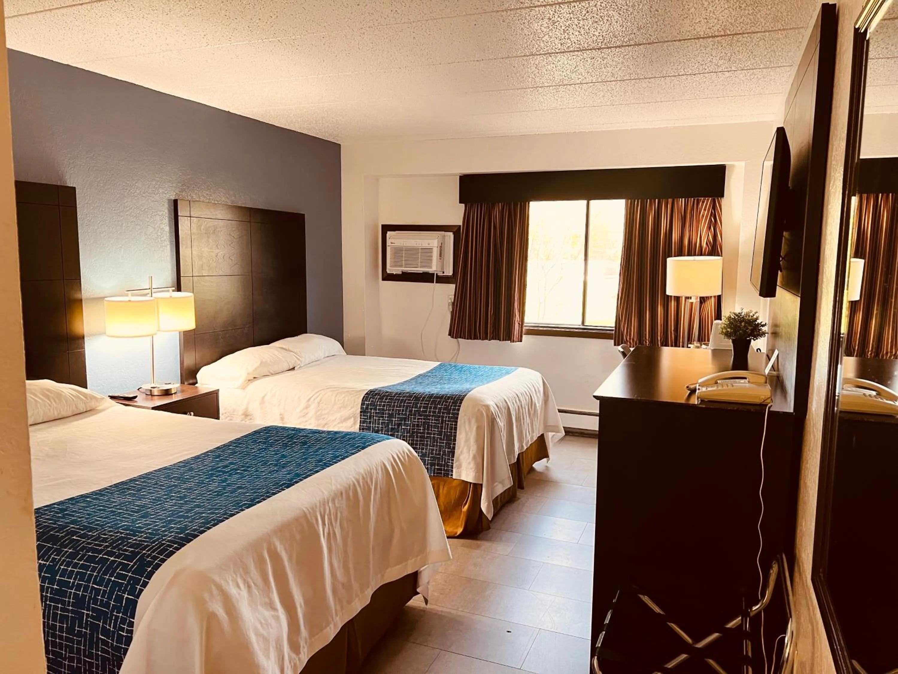 Bed in Travelodge by Wyndham Valleyfair Shakopee